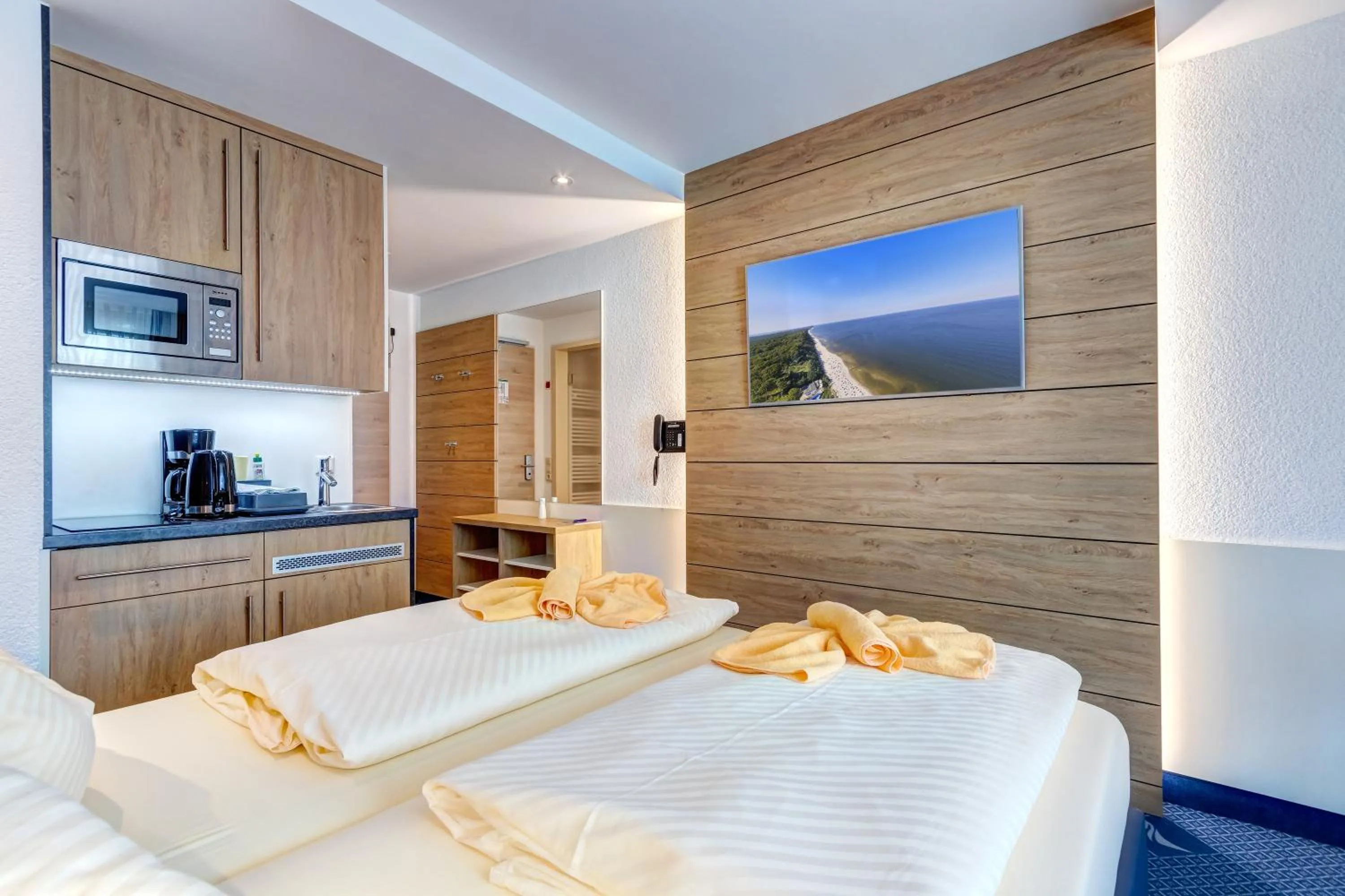 Photo of the whole room, Bed in Familien Wellness Hotel Seeklause mit großem Abenteuerspielplatz "Piraten-Insel-Usedom" Kinder immer All-Inklusive & Getränke ganztags inklusive