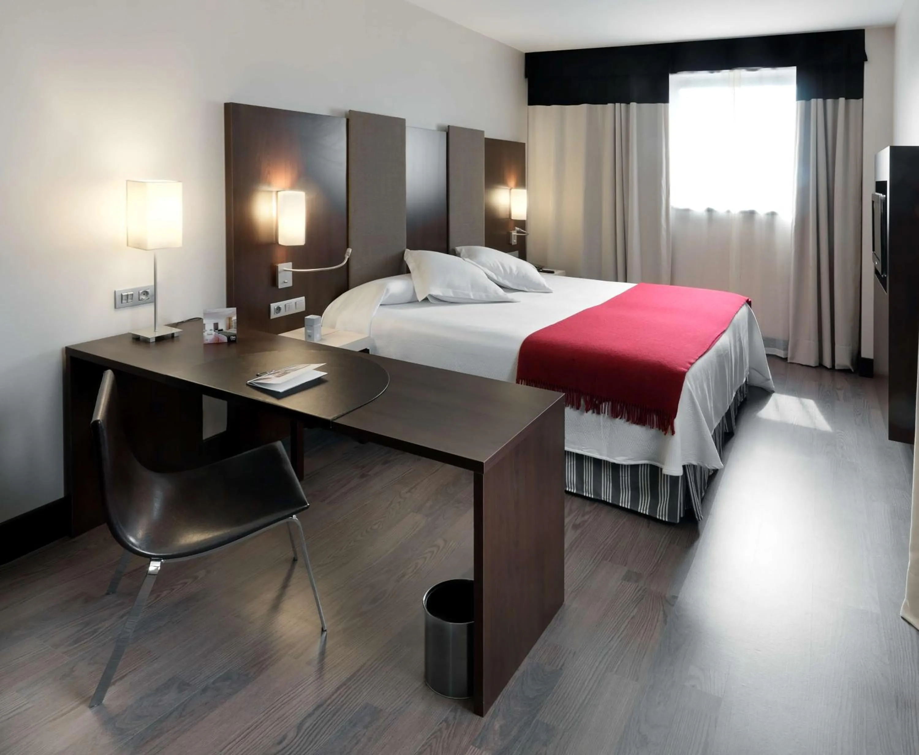 Bedroom, Bed in NH Campo de Gibraltar