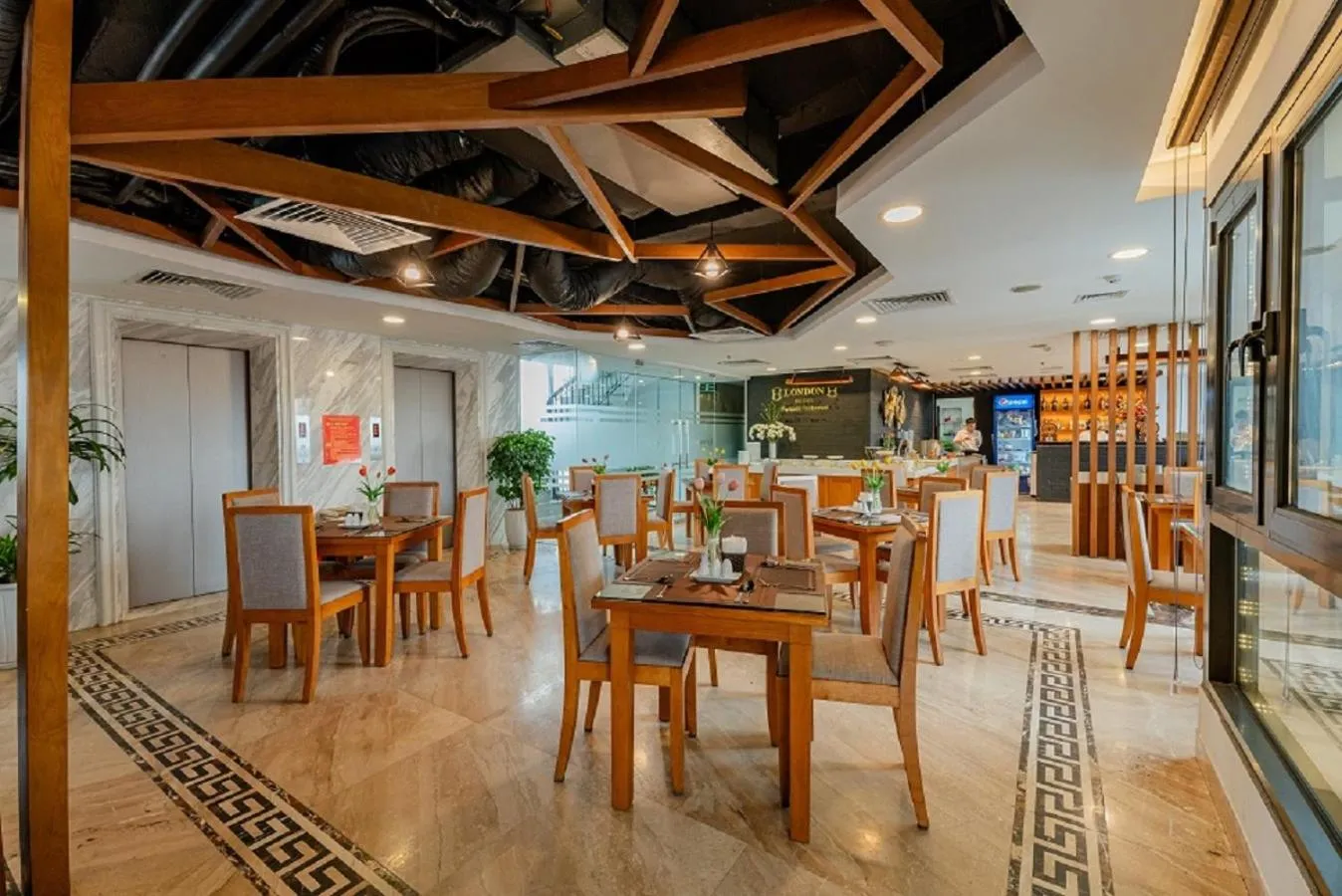 Restaurant/places to eat in London Hanoi Hotel