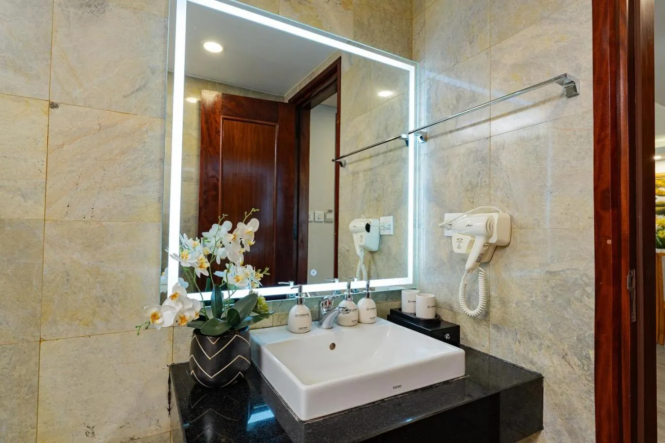 hair dryier in London Hanoi Hotel