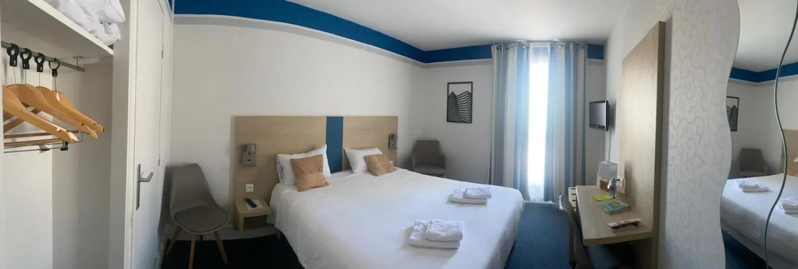 Bed in Logis Hôtel Le Lion d'Or