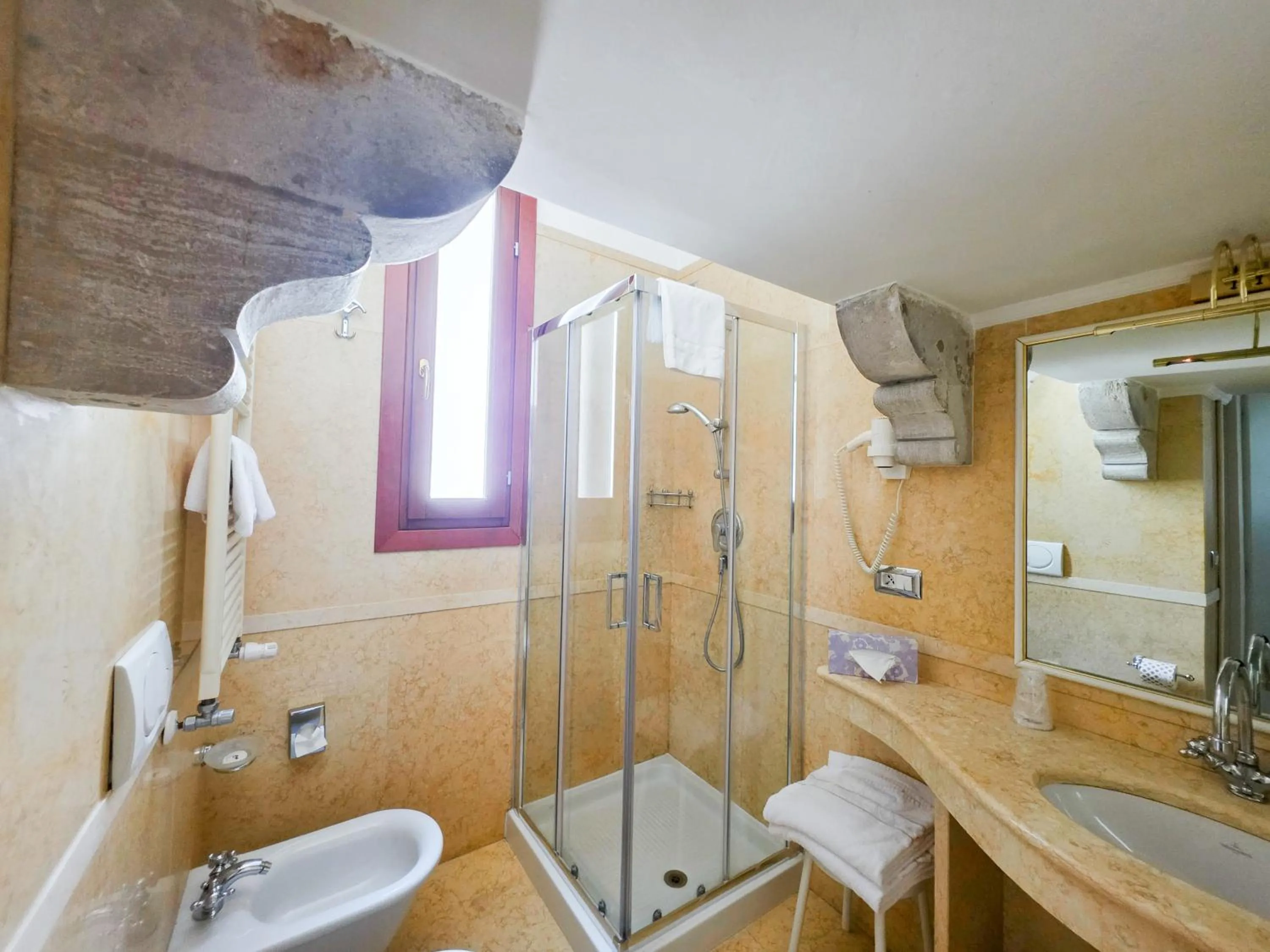 Shower in Hotel Al Duca Di Venezia