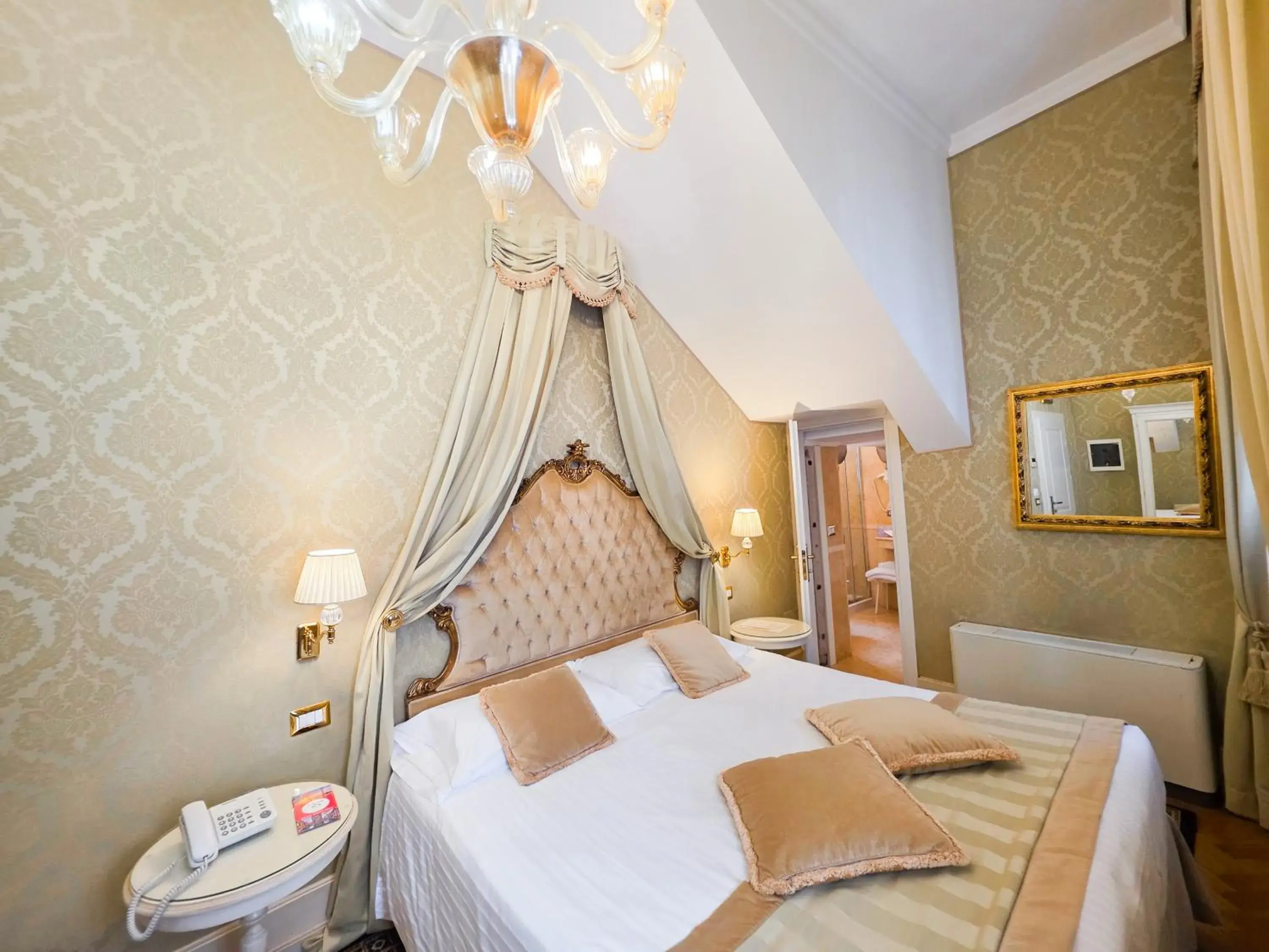 Property building, Bed in Hotel Al Duca Di Venezia Property building, Bed in Hotel Al Duca Di Venezia