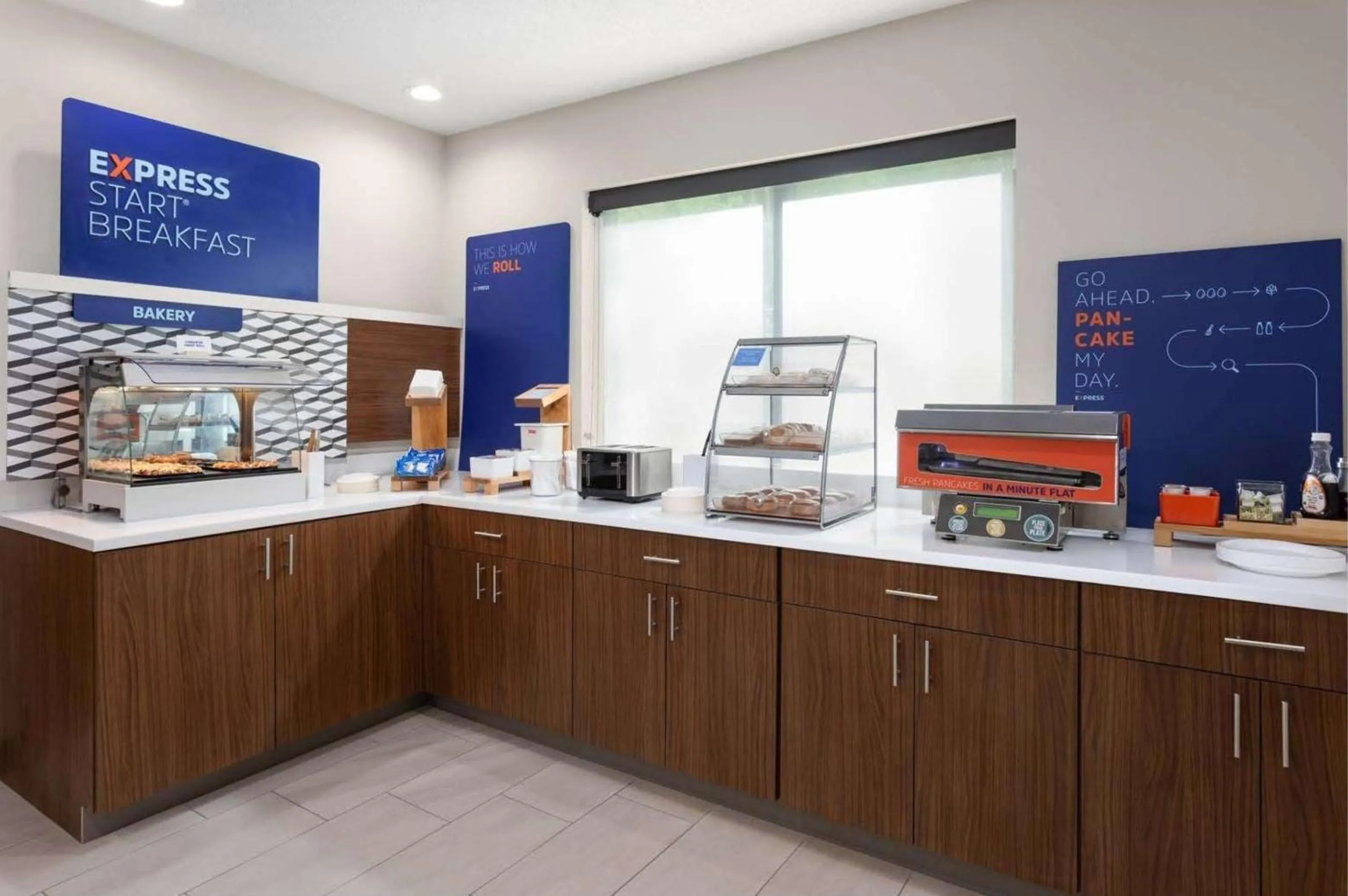 Buffet breakfast in Holiday Inn Express Hotel & Suites Dubois by IHG