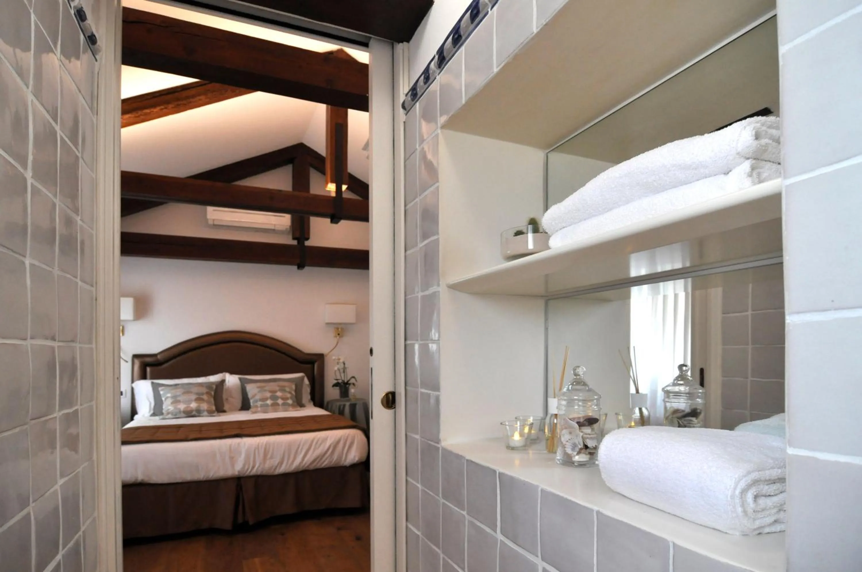 Bathroom, Bed in Casa Colleoni