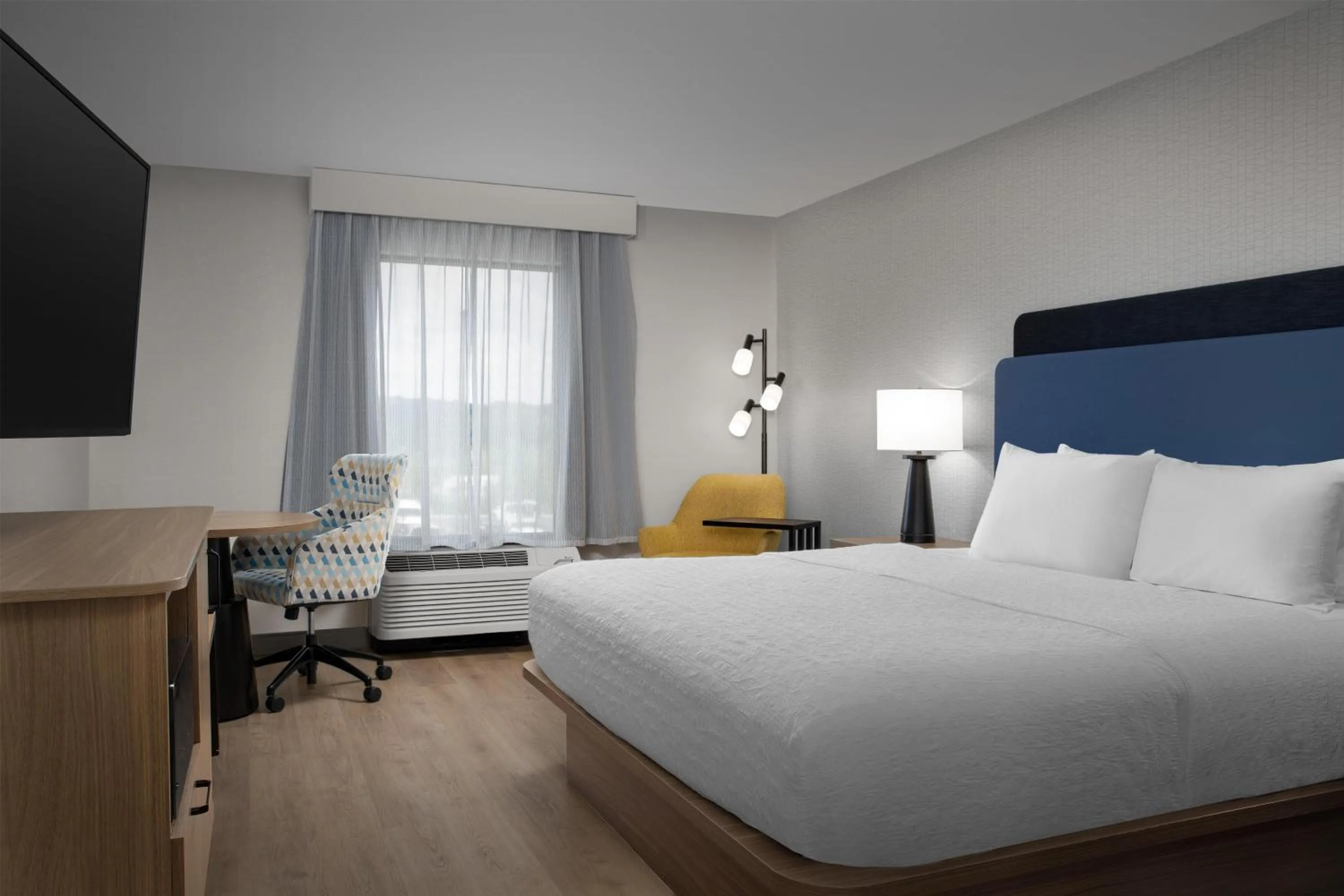 Bed in Hampton Inn Lenoir City