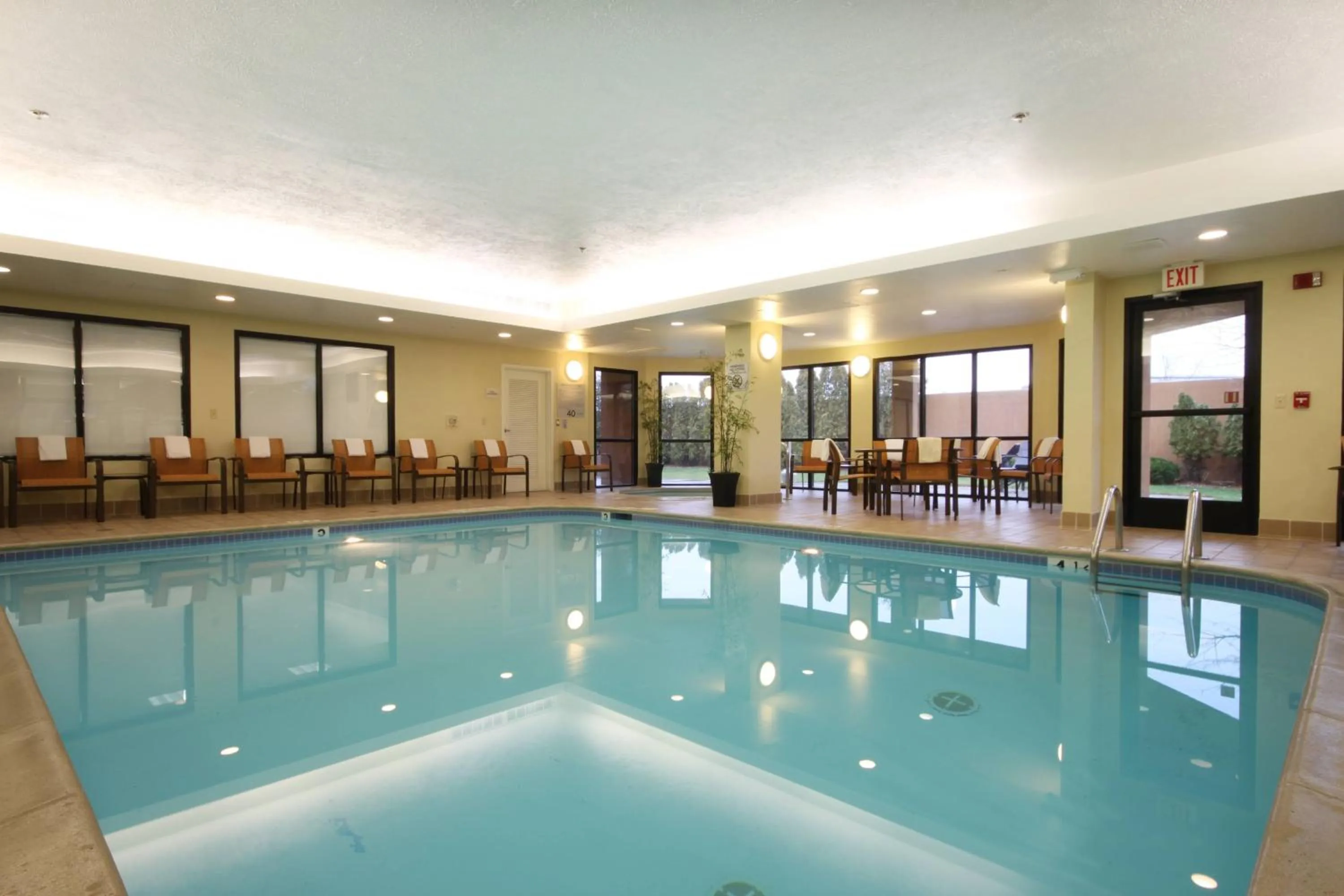 Swimming pool in Courtyard by Marriott Flint Grand Blanc