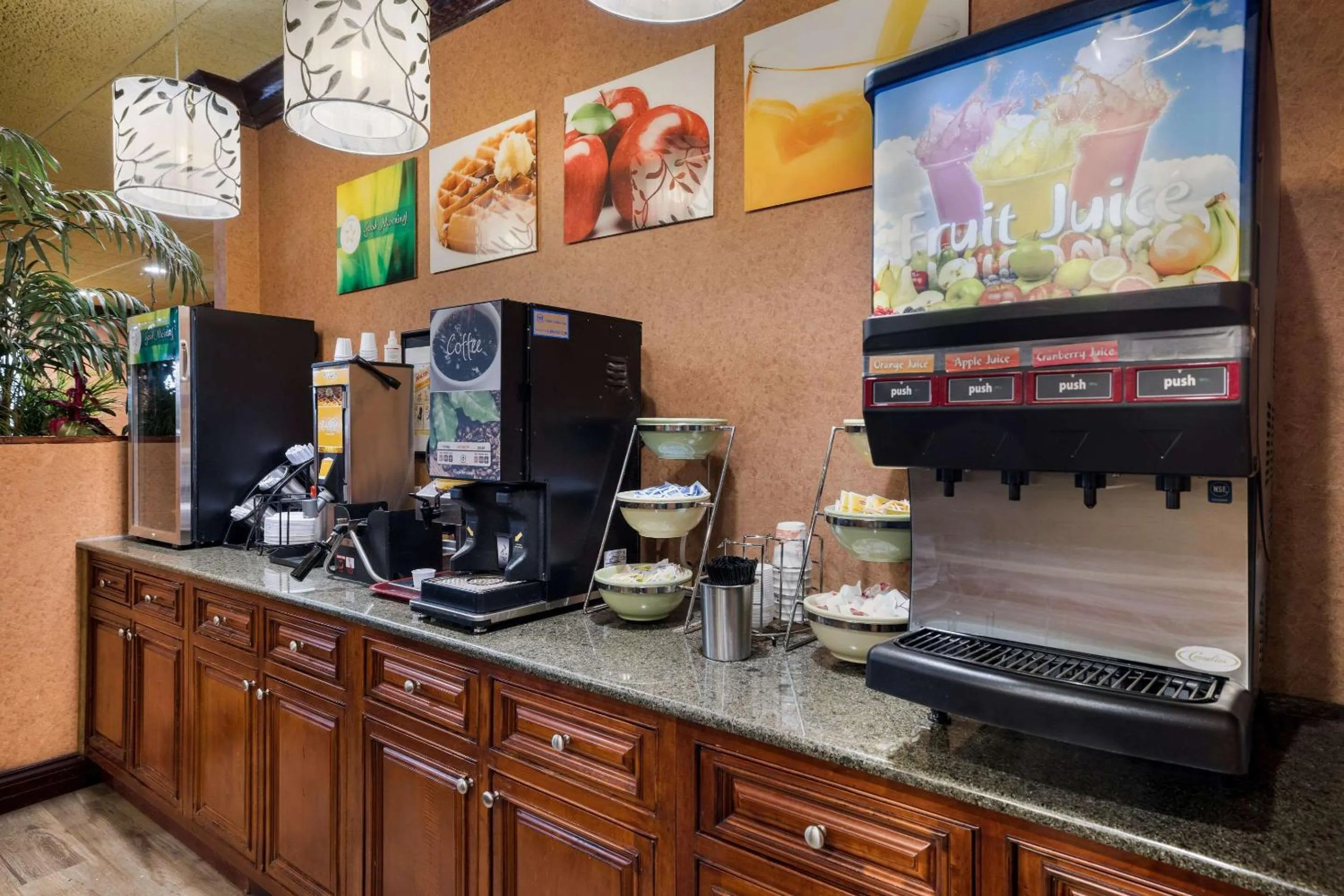 Breakfast in Quality Inn & Suites Syracuse Fairgrounds