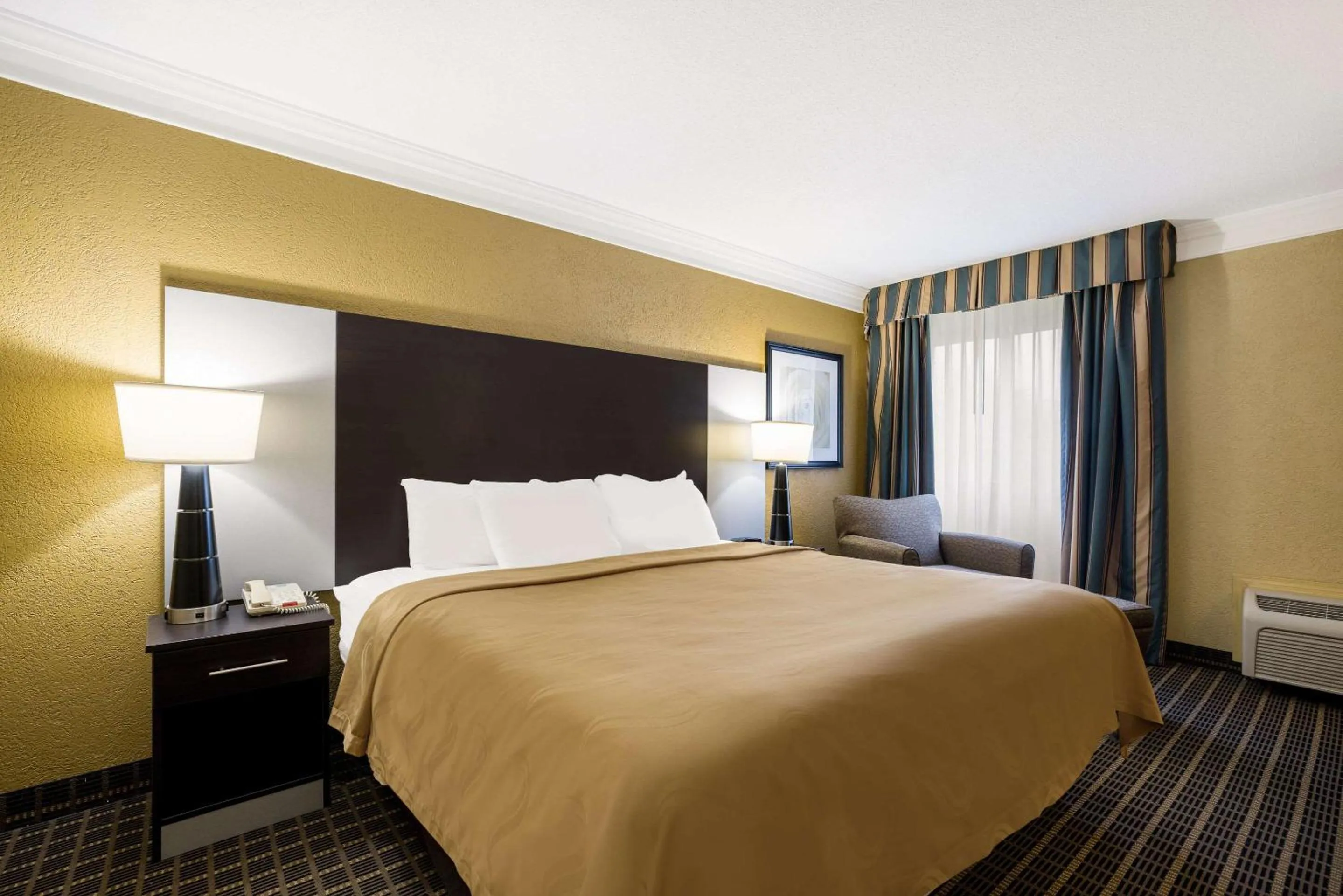 Bedroom, Bed in Quality Inn & Suites Syracuse Fairgrounds