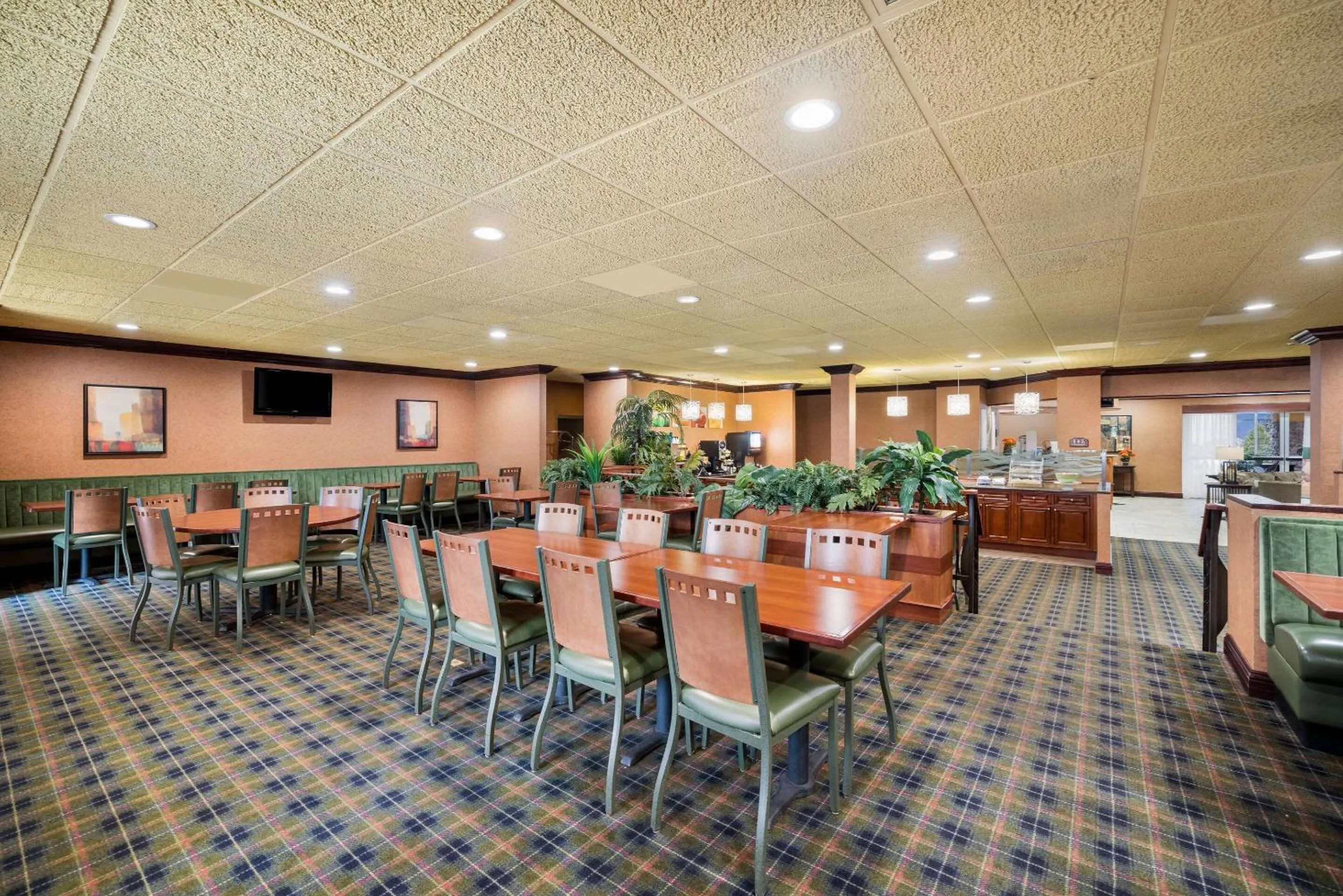 Breakfast in Quality Inn & Suites Syracuse Fairgrounds