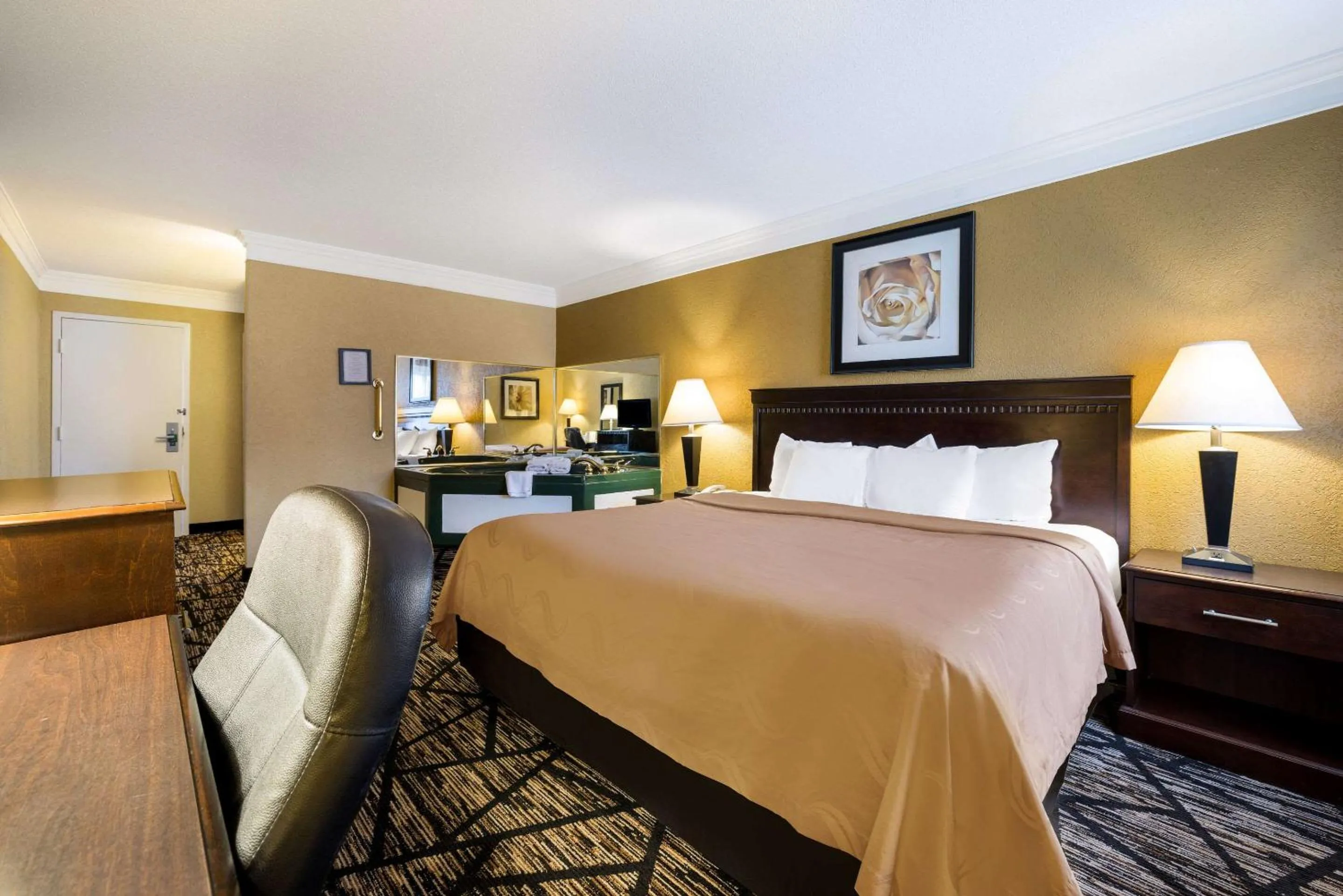 Bedroom, Bed in Quality Inn & Suites Syracuse Fairgrounds
