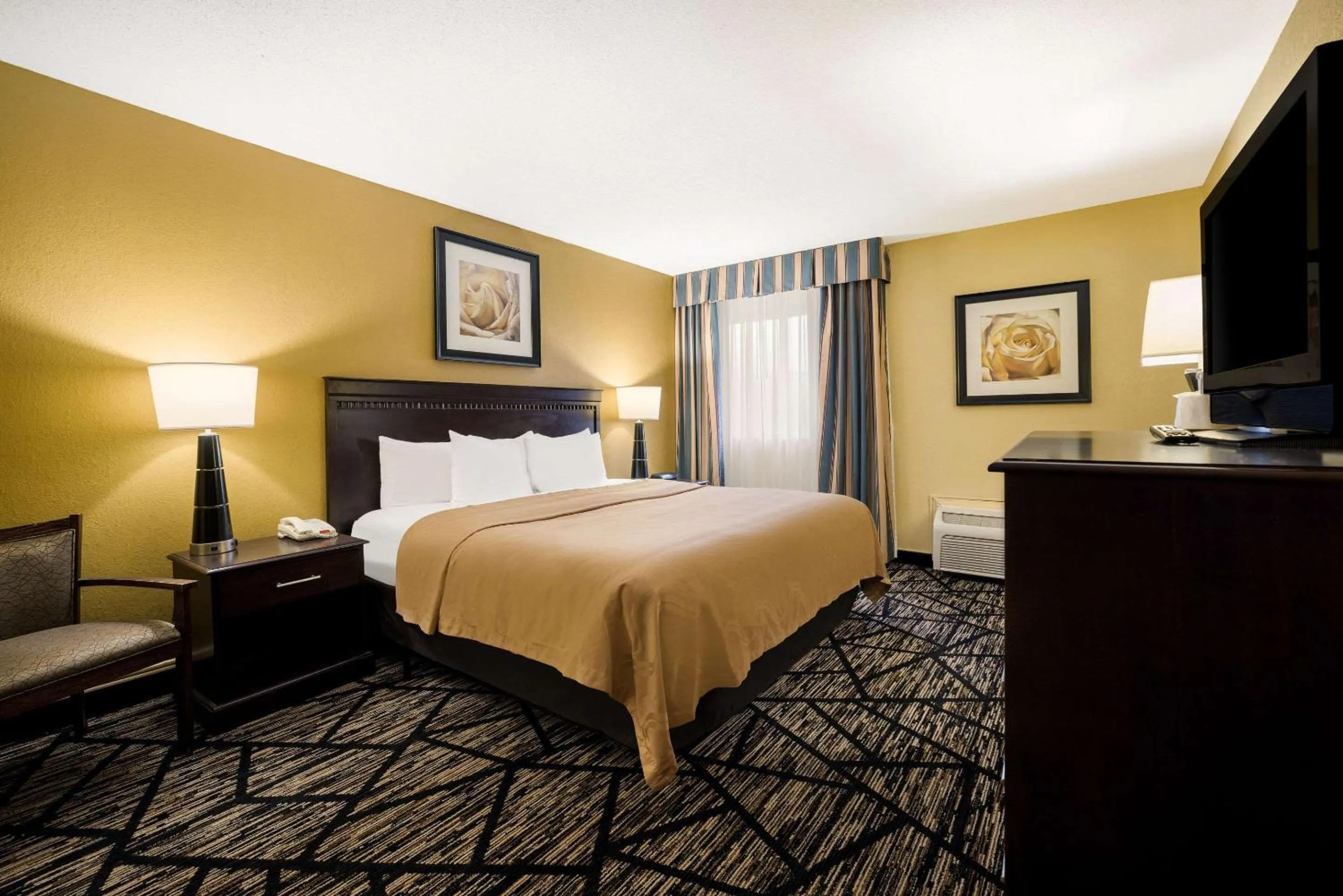 Bedroom, Bed in Quality Inn & Suites Syracuse Fairgrounds