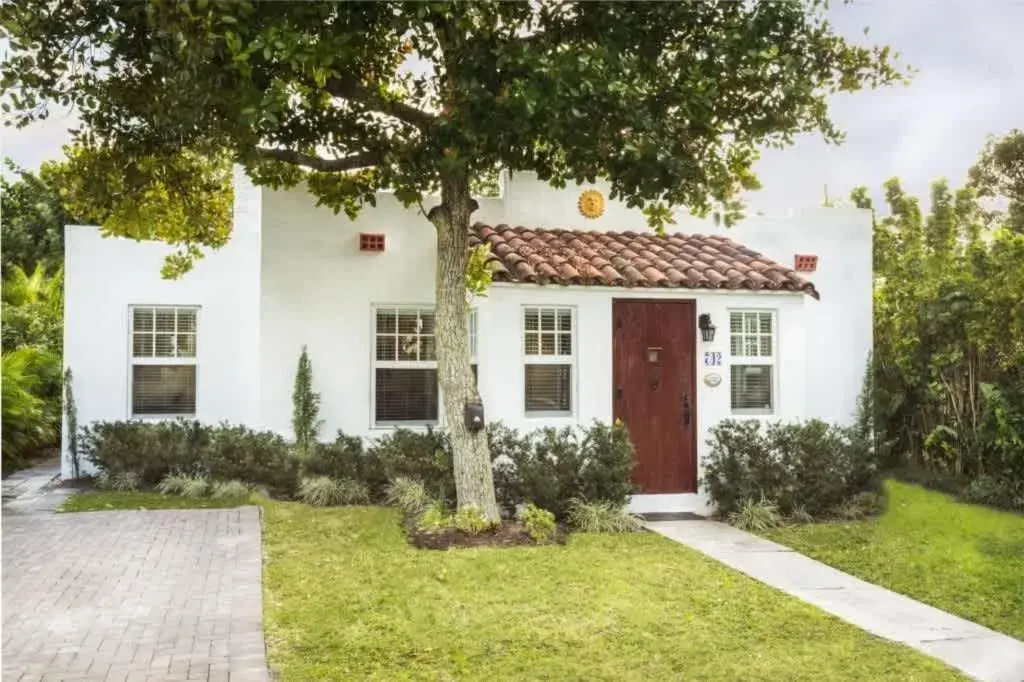 Casa Blanca - Chic Spanish-Style Cottage with Private Courtyard Casa Blanca - Chic Spanish-Style Cottage with Private Courtyard