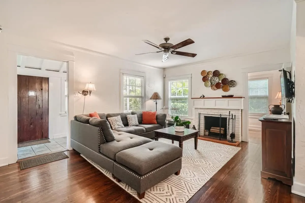 Casa Blanca - Chic Spanish-Style Cottage with Private Courtyard