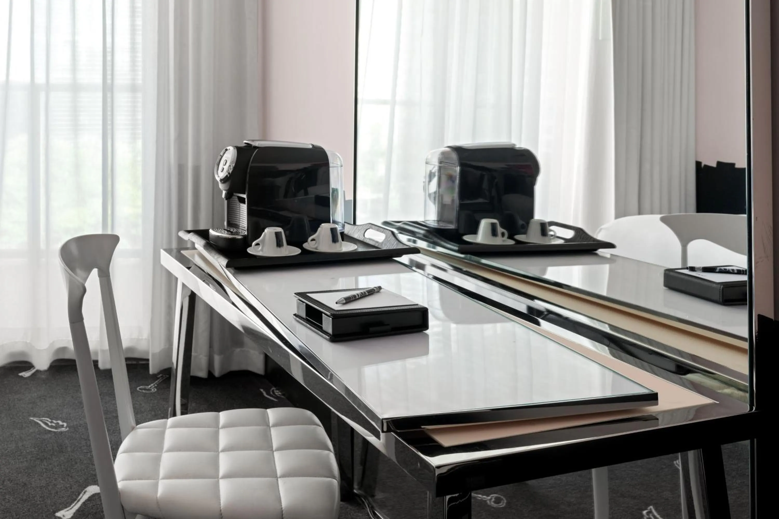 Photo of the whole room in Dua Miami, Autograph Collection