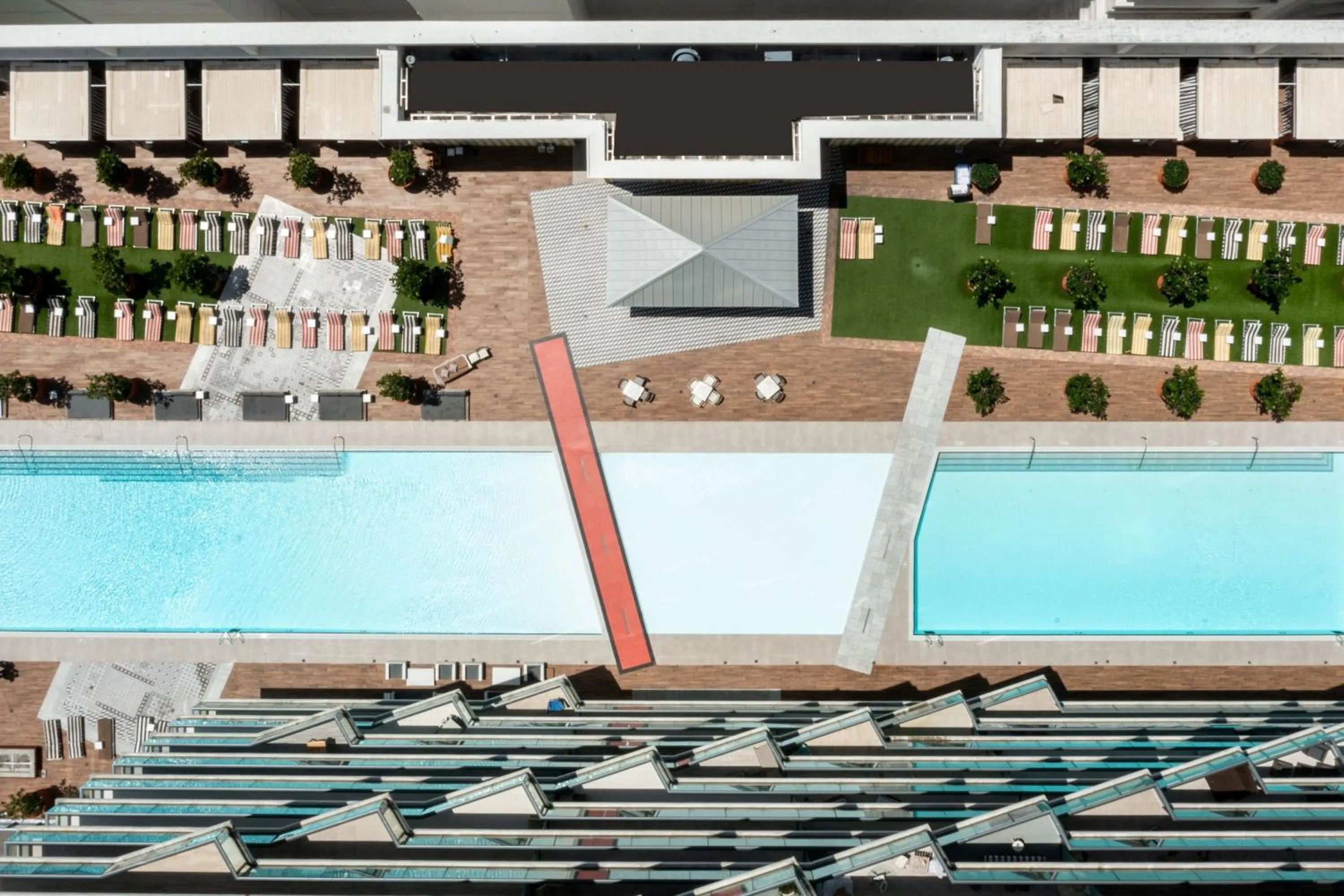 Swimming pool in Dua Miami, Autograph Collection