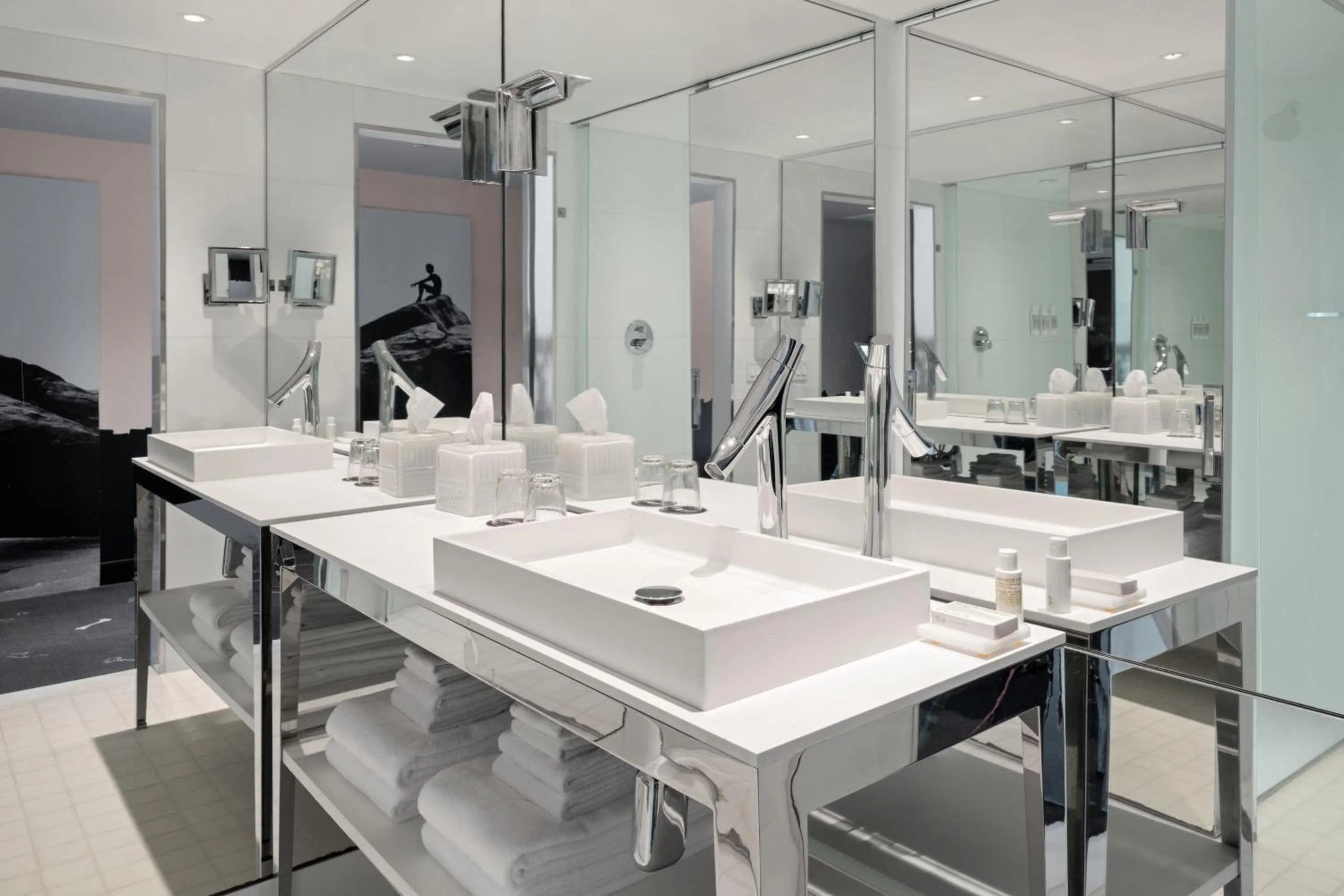 Bathroom in Dua Miami, Autograph Collection