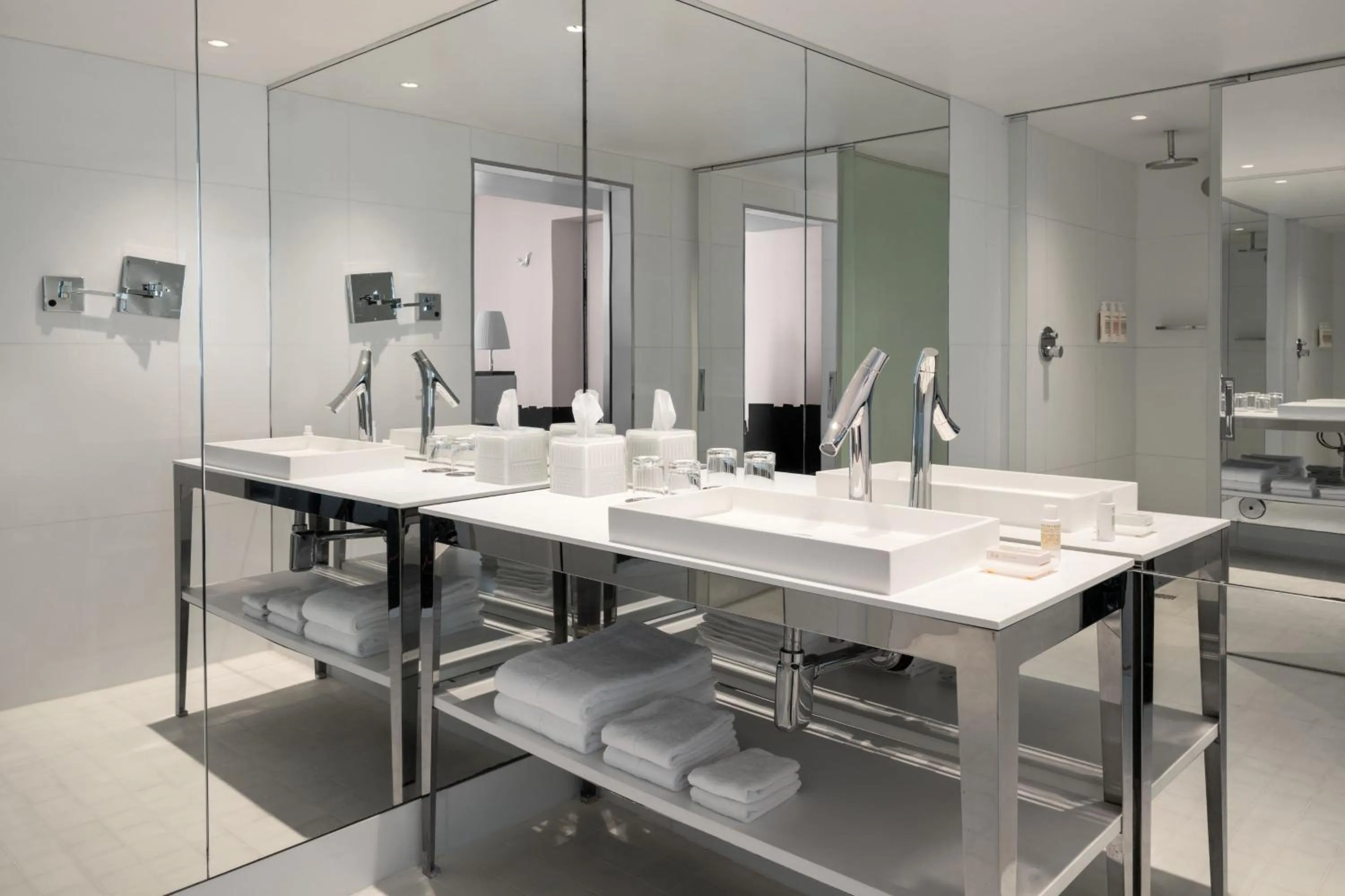 Photo of the whole room in Dua Miami, Autograph Collection