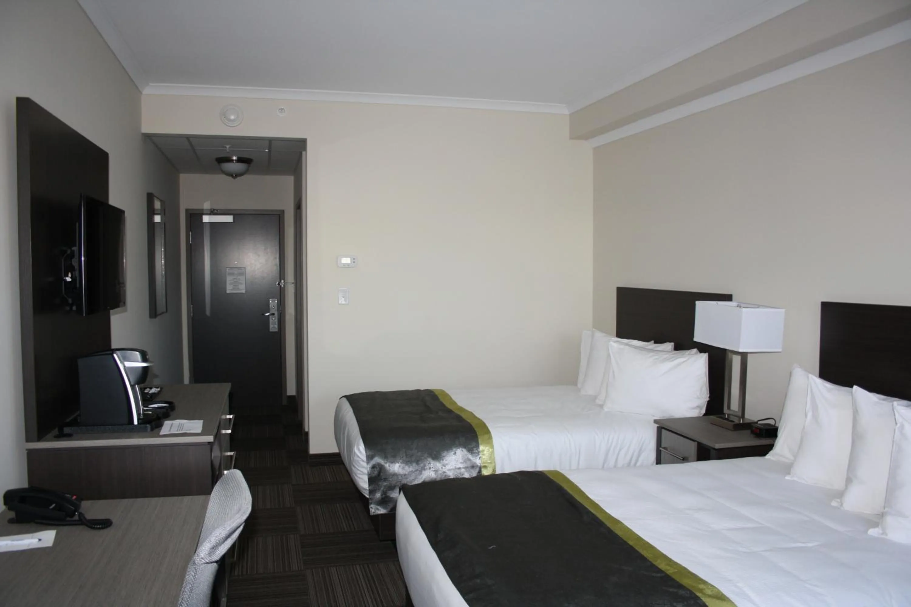 Bed in Crossroads Inn & Suites