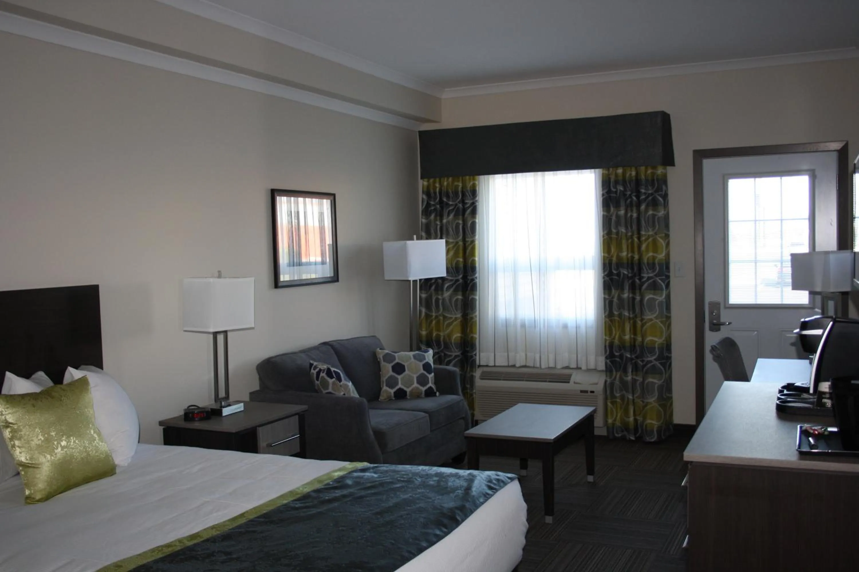Photo of the whole room, Bed in Crossroads Inn & Suites