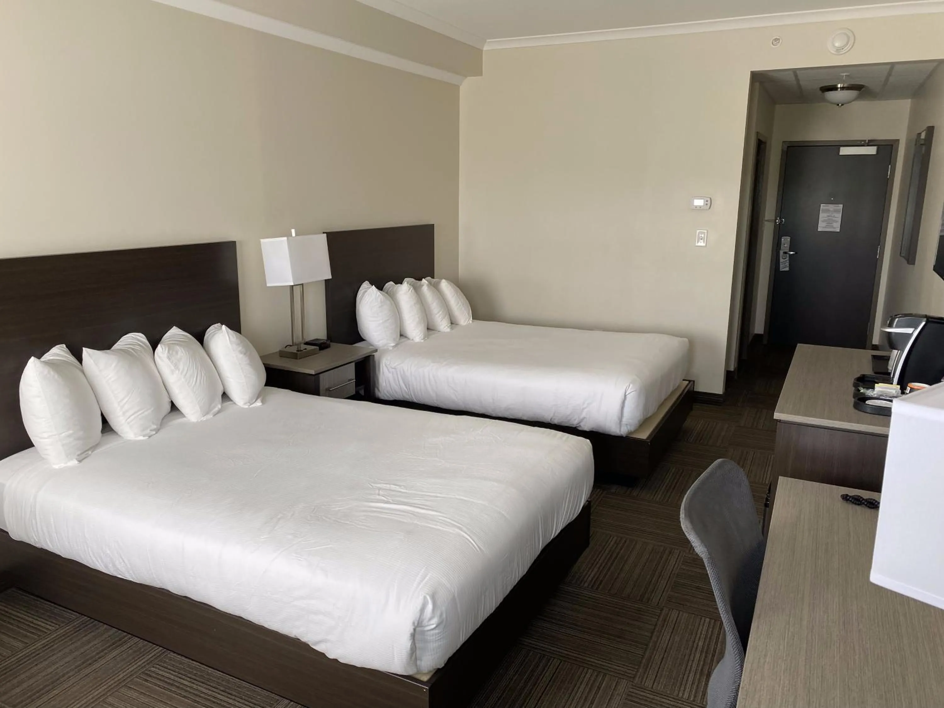 Photo of the whole room, Bed in Crossroads Inn & Suites
