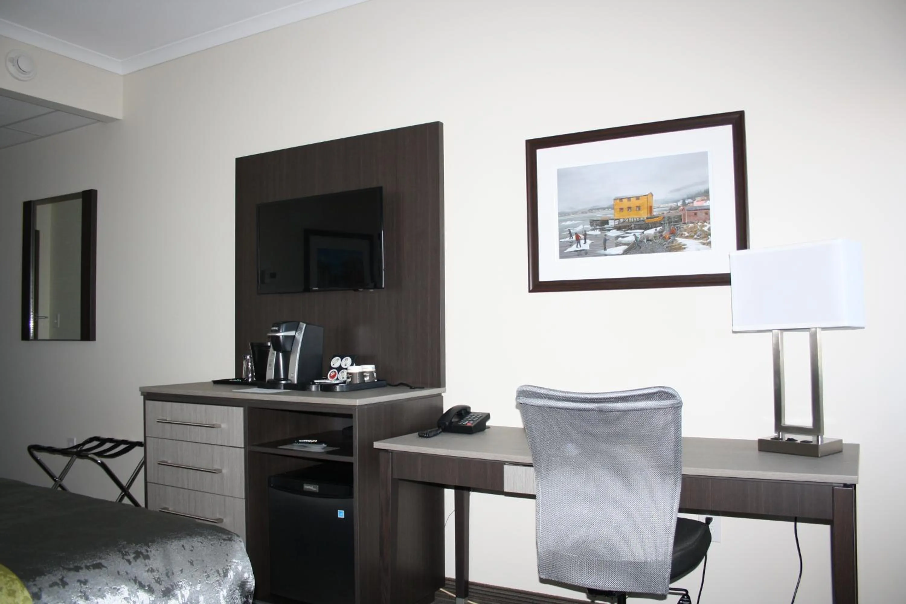 TV and multimedia in Crossroads Inn & Suites