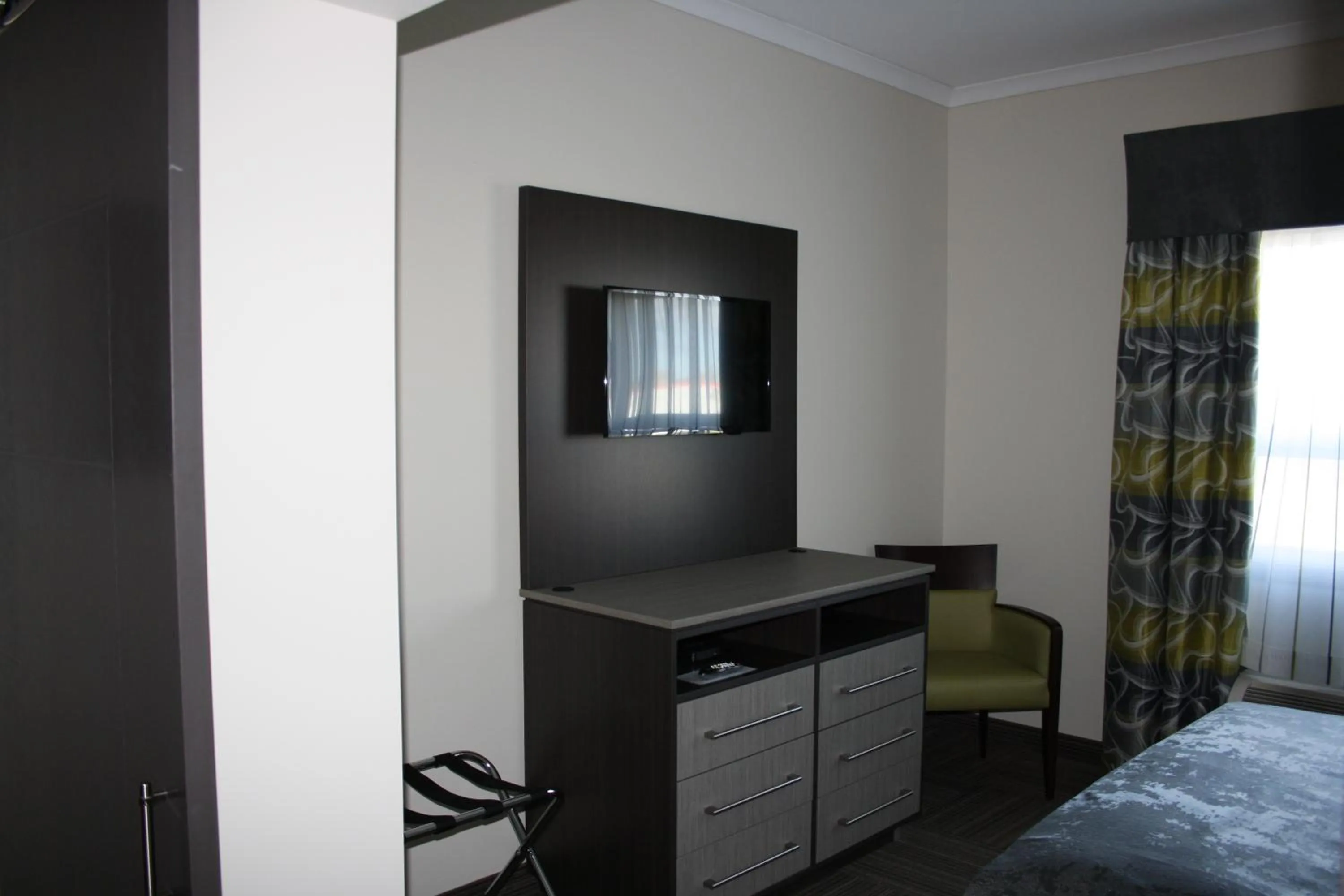 Bedroom, Bed in Crossroads Inn & Suites