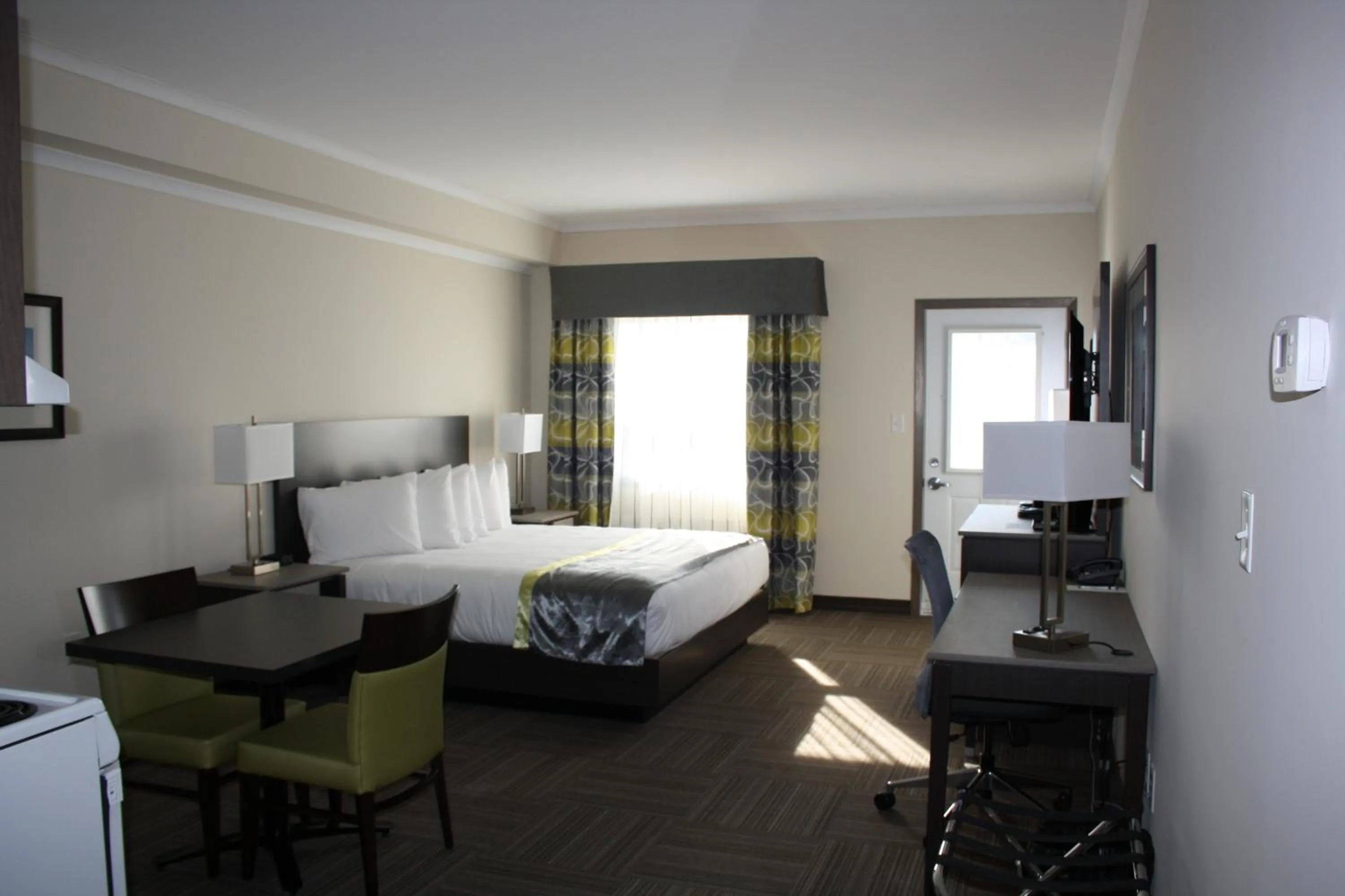 Shower, Bed in Crossroads Inn & Suites