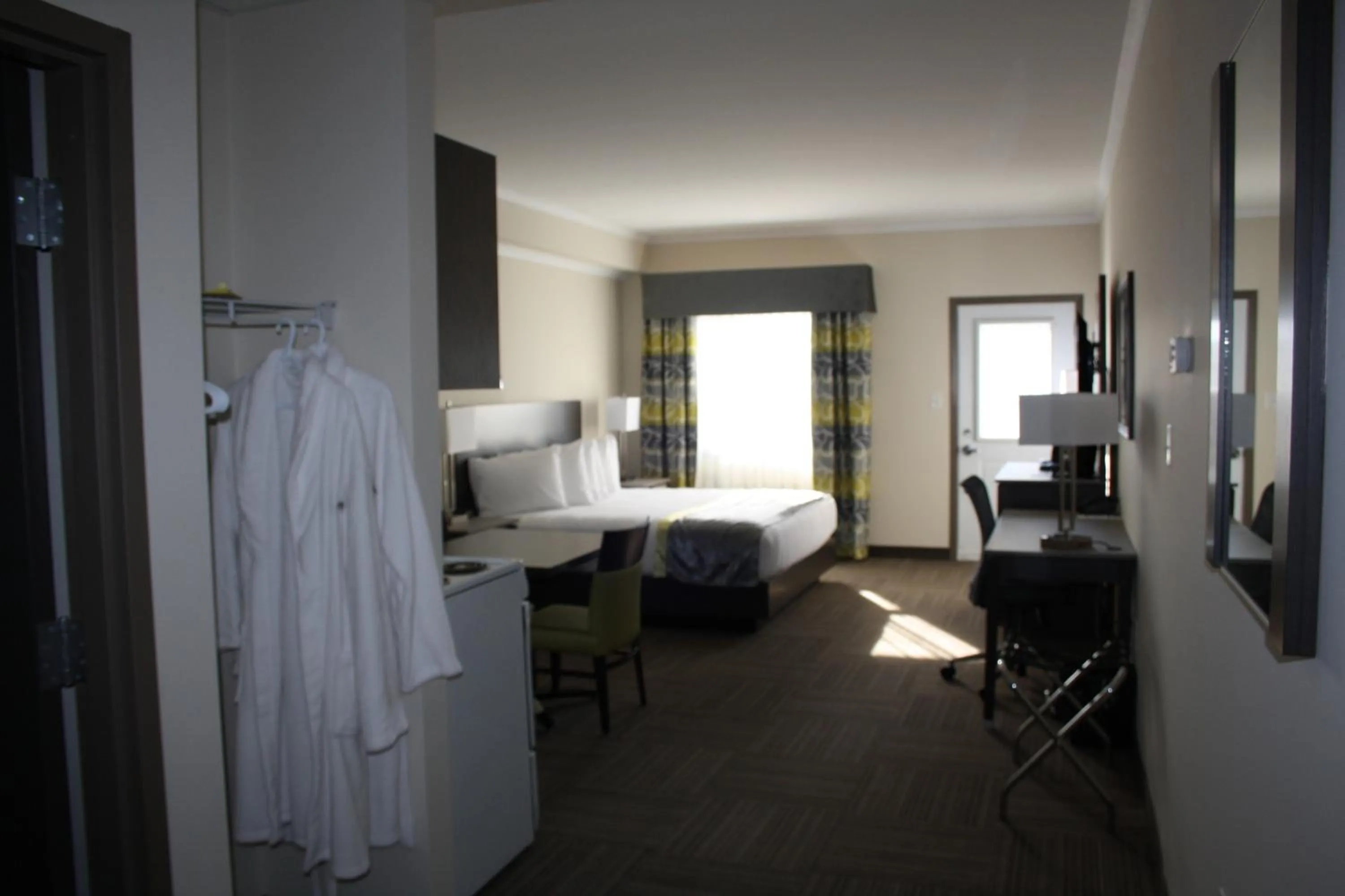 Patio, Bed in Crossroads Inn & Suites