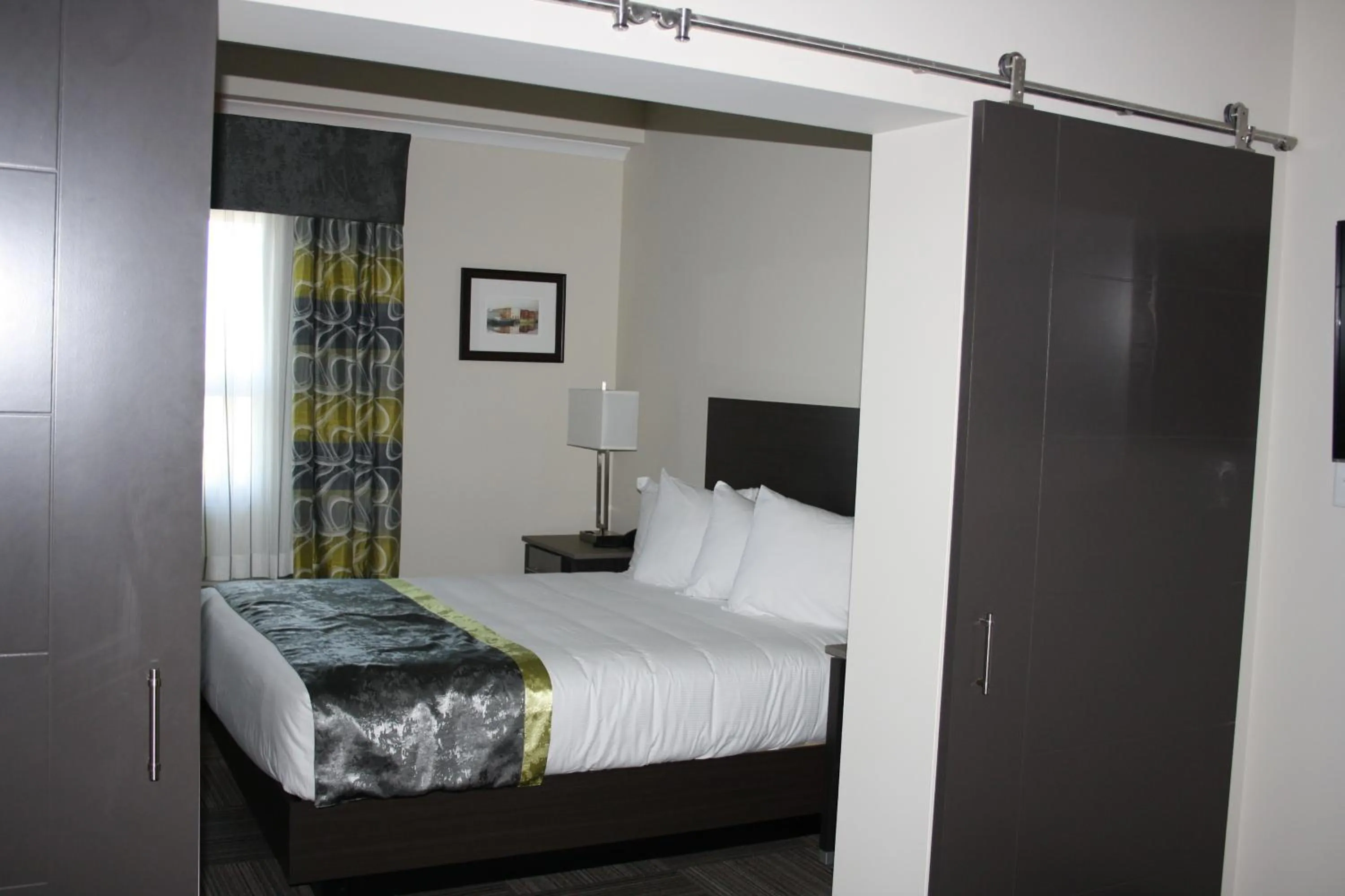 Bed in Crossroads Inn & Suites