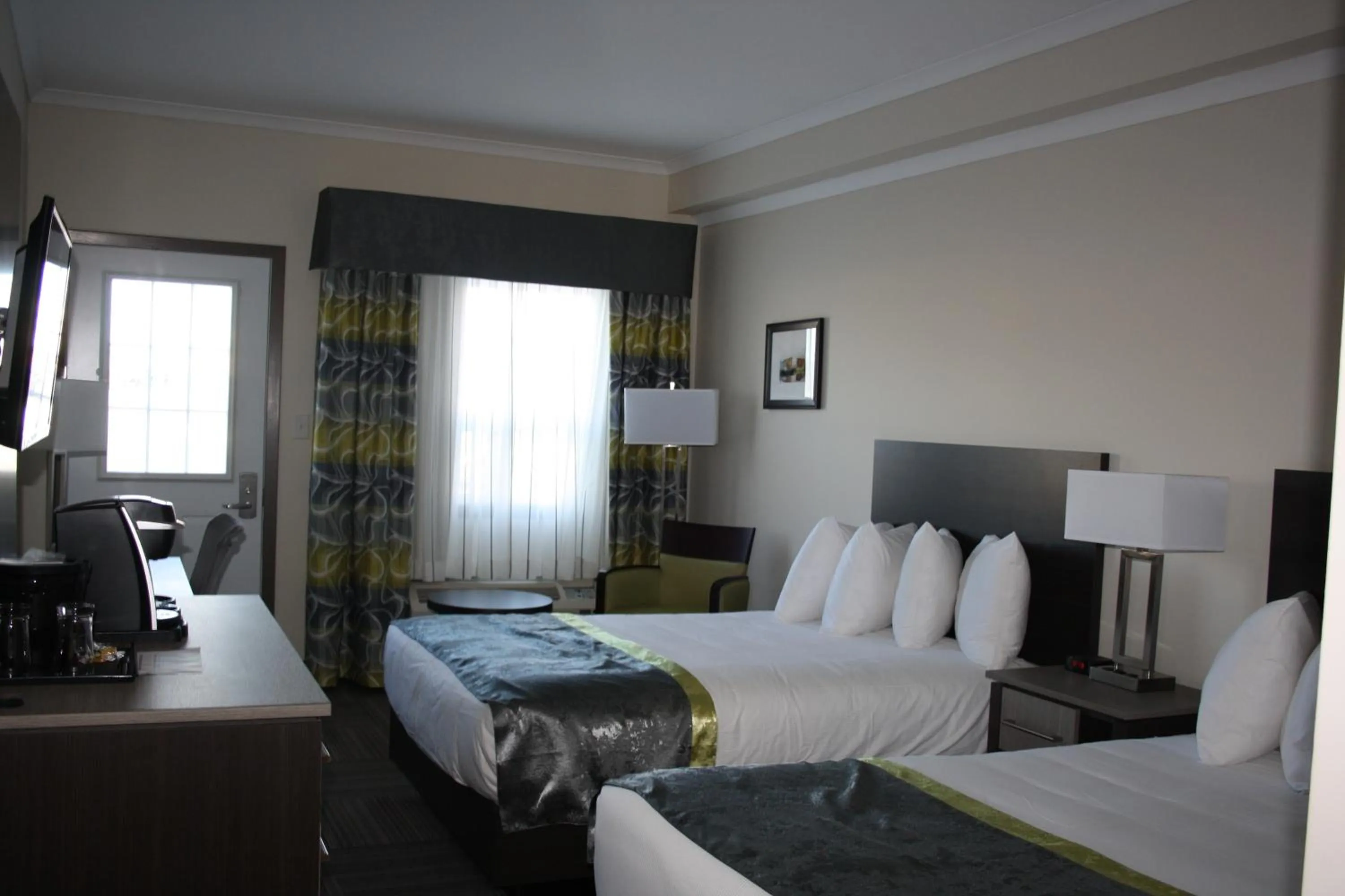 Bed in Crossroads Inn & Suites