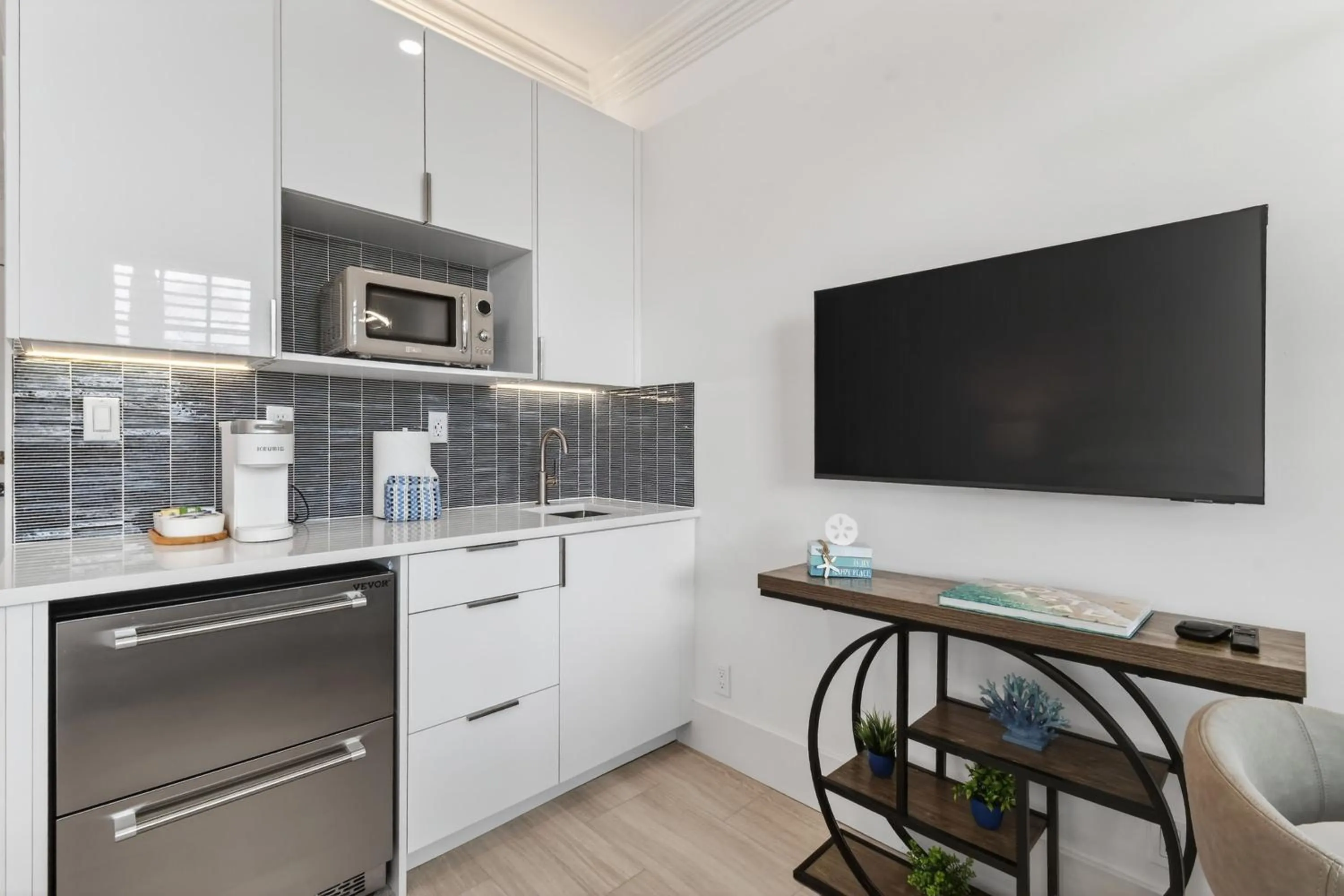 Kitchen or kitchenette in Tropicals of Palm Beach