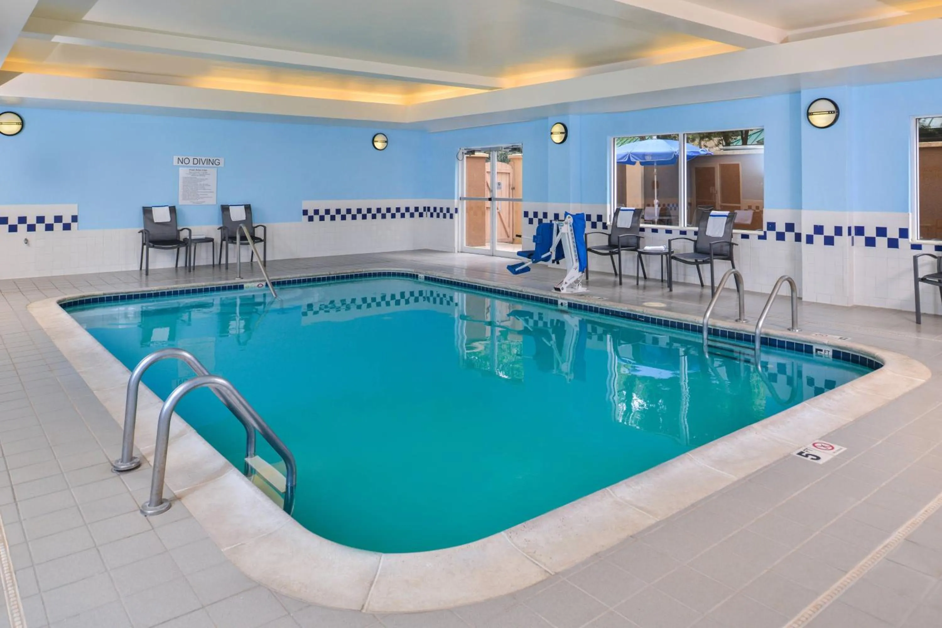 Swimming pool in Fairfield Inn & Suites Beaumont
