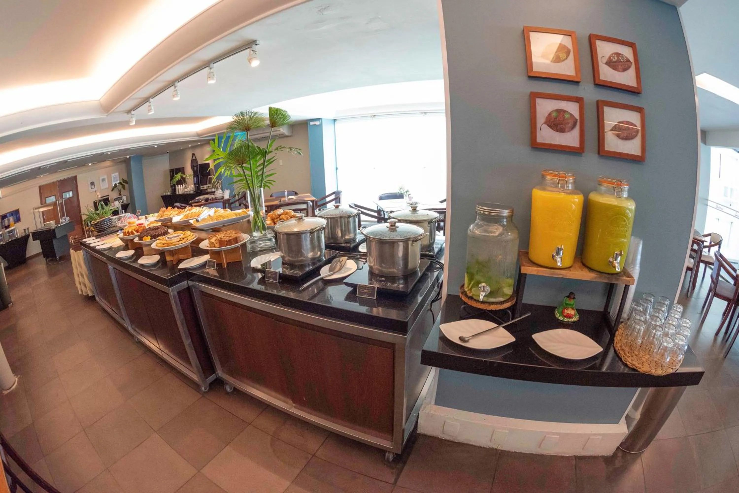 Restaurant/places to eat in Castelmar Hotel