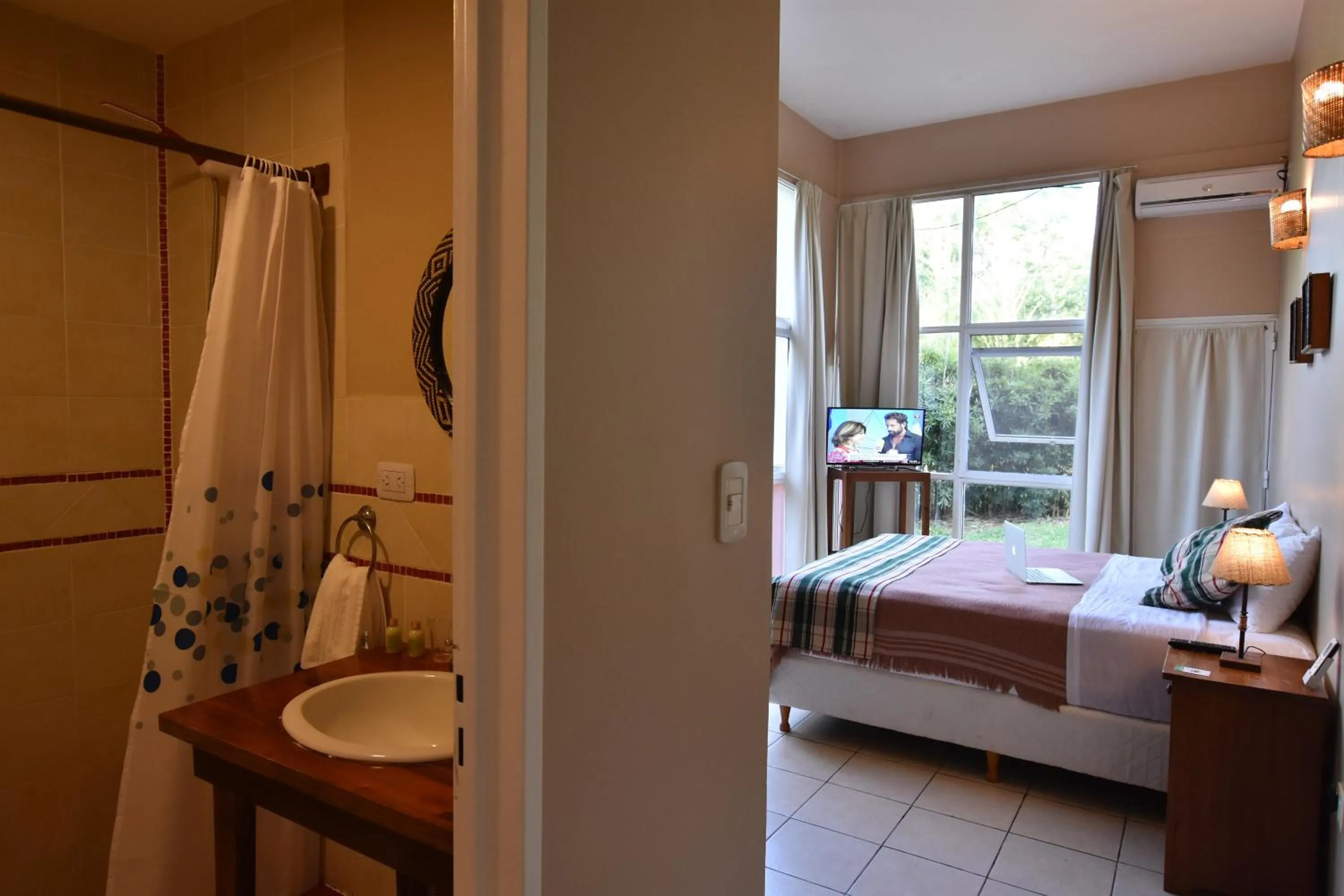 Bathroom, Bed in Beer Hotel Iguazú