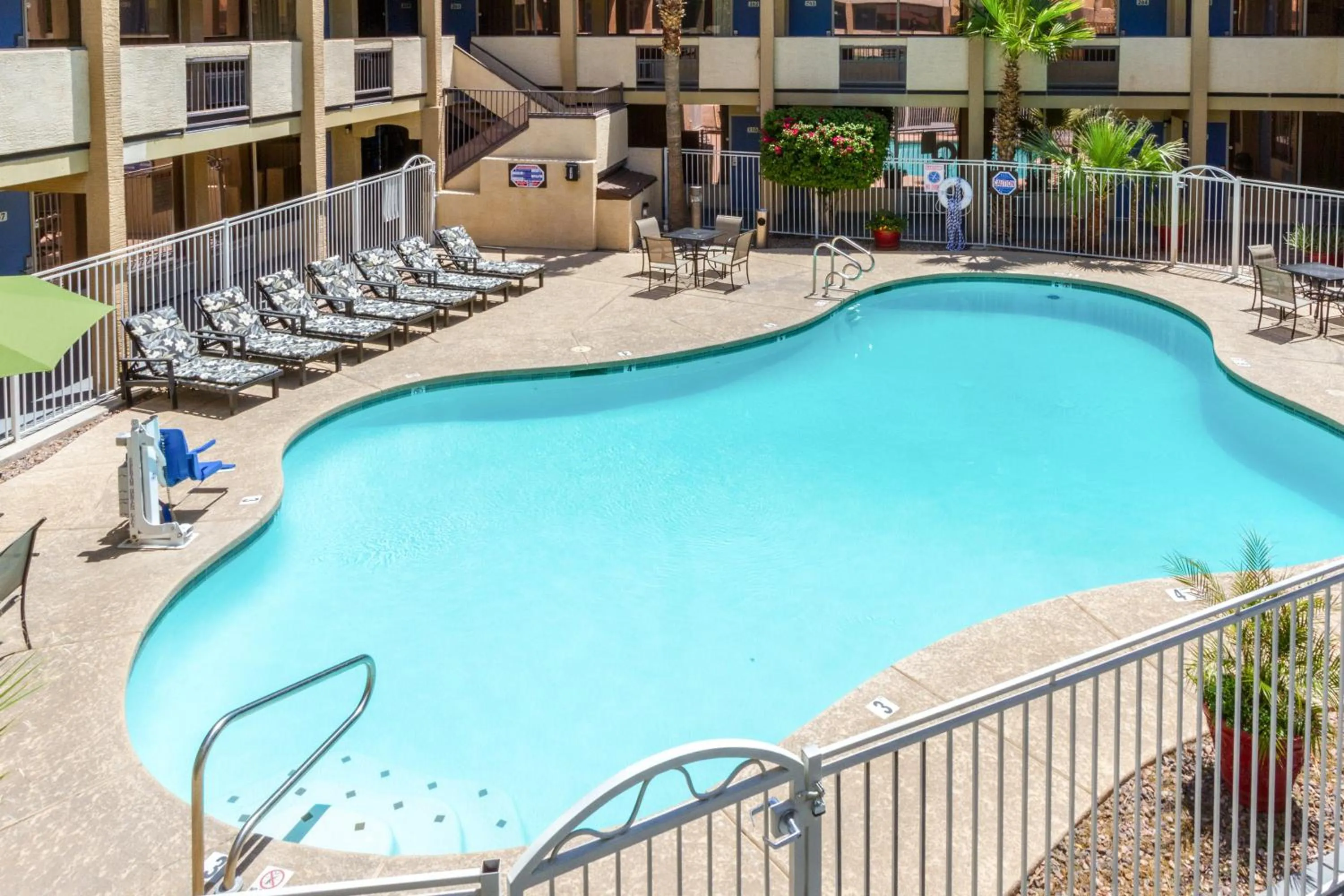 Swimming pool in Motel 6 Glendale Phoenix