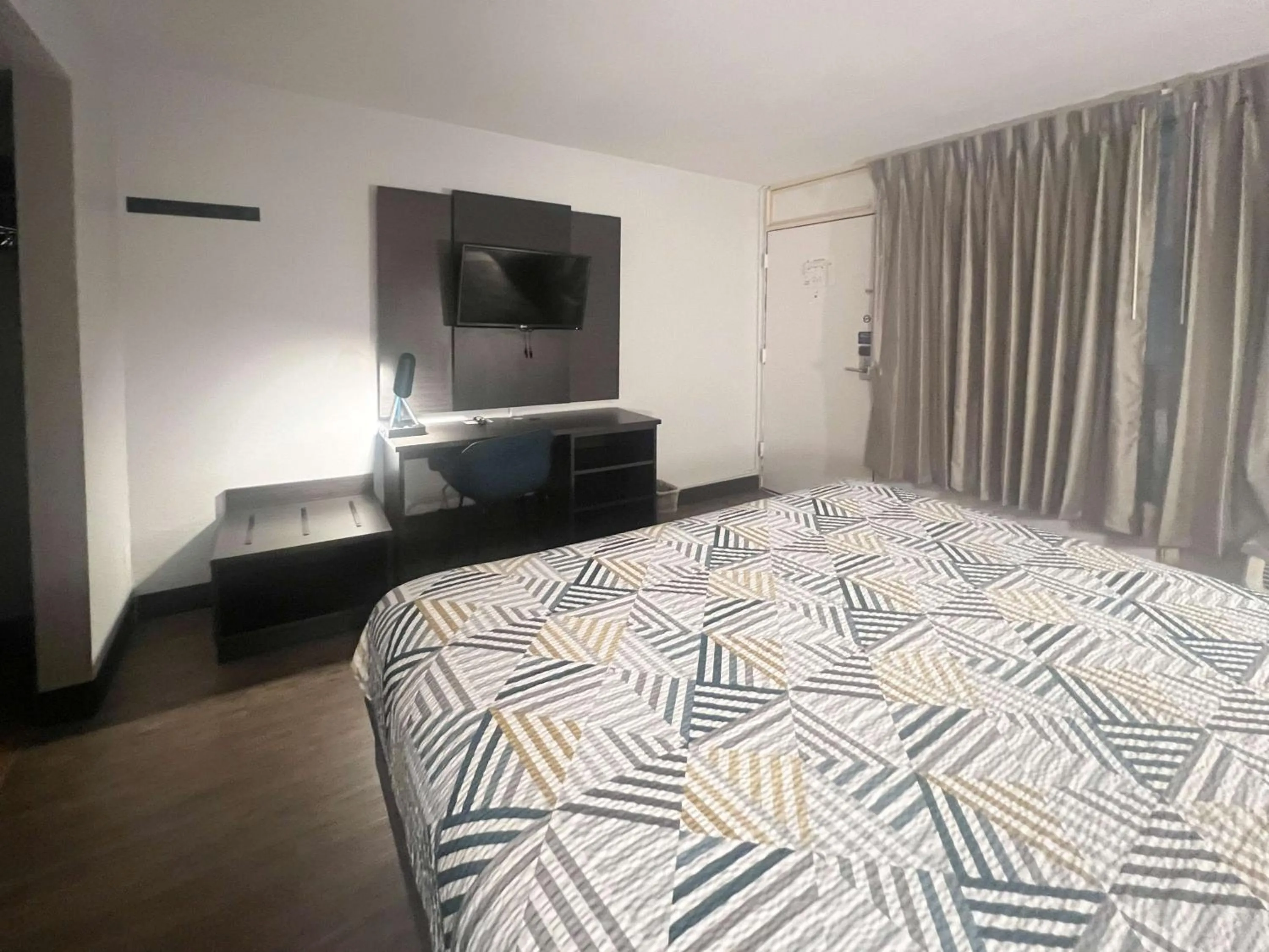 Bedroom, Bed in Motel 6 Glendale Phoenix