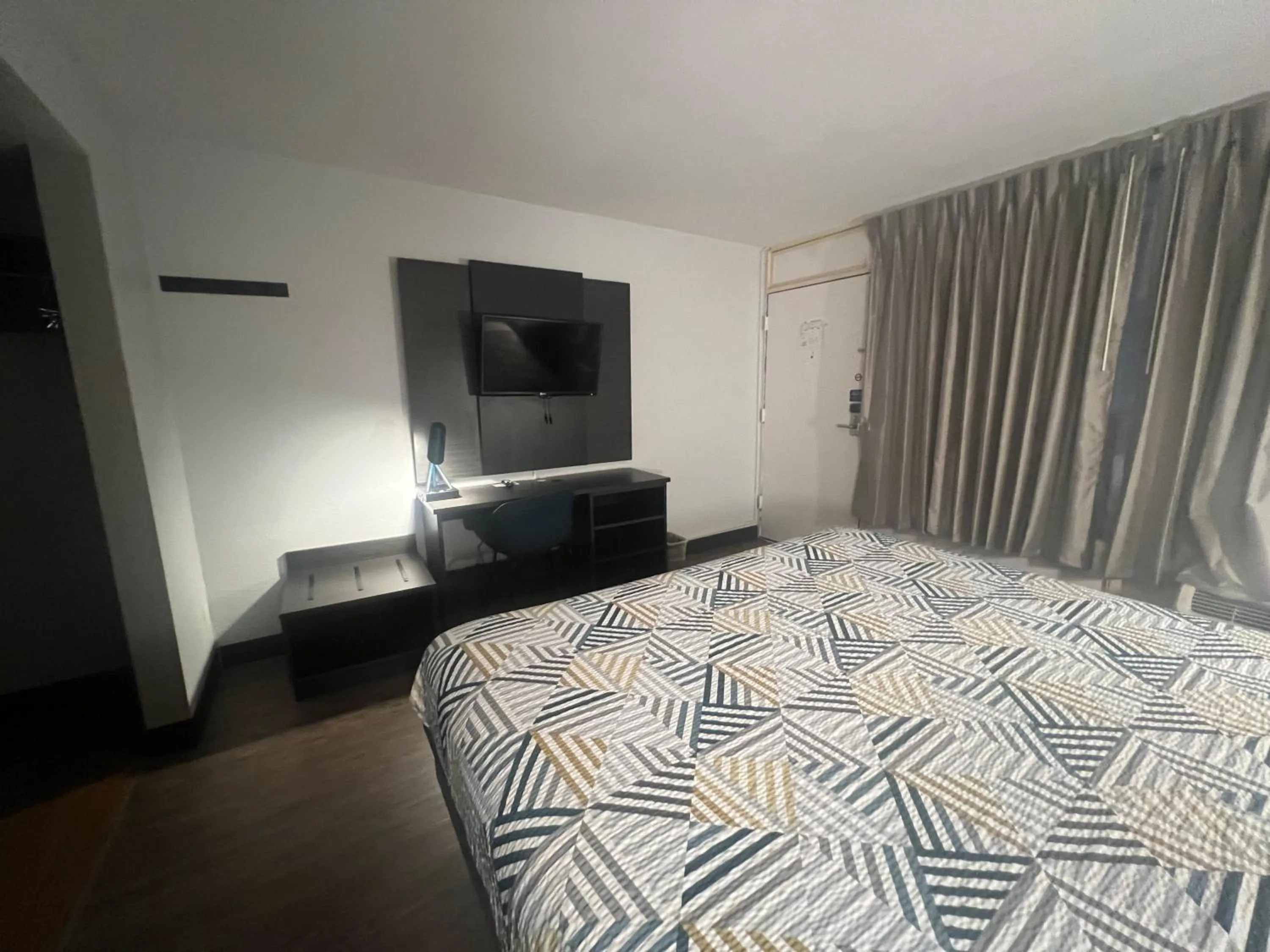 Bed in Motel 6 Glendale Phoenix