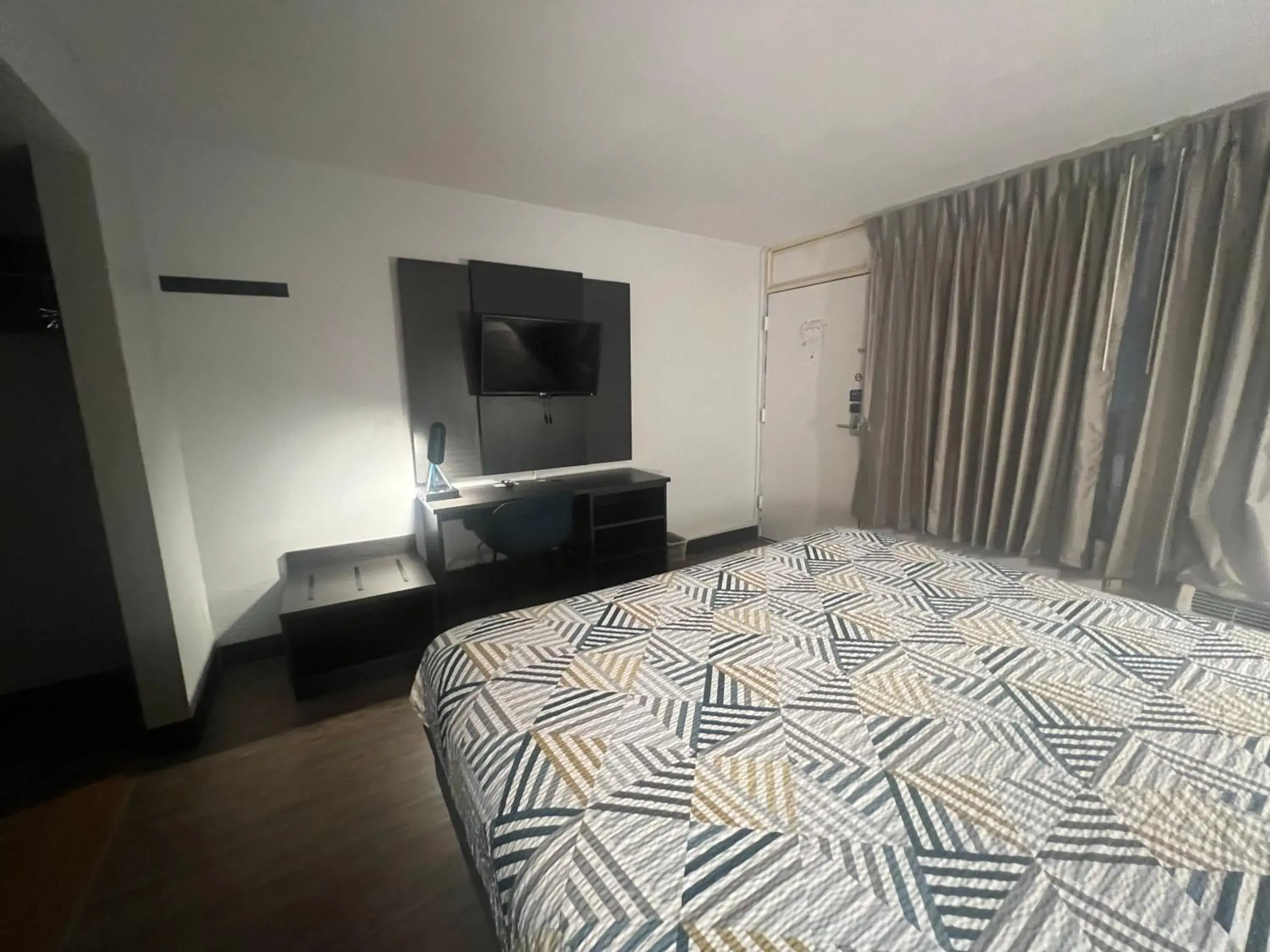 Deluxe King Room - single occupancy - Non-Smoking in Motel 6 Glendale Phoenix Deluxe King Room - single occupancy - Non-Smoking in Motel 6 Glendale Phoenix