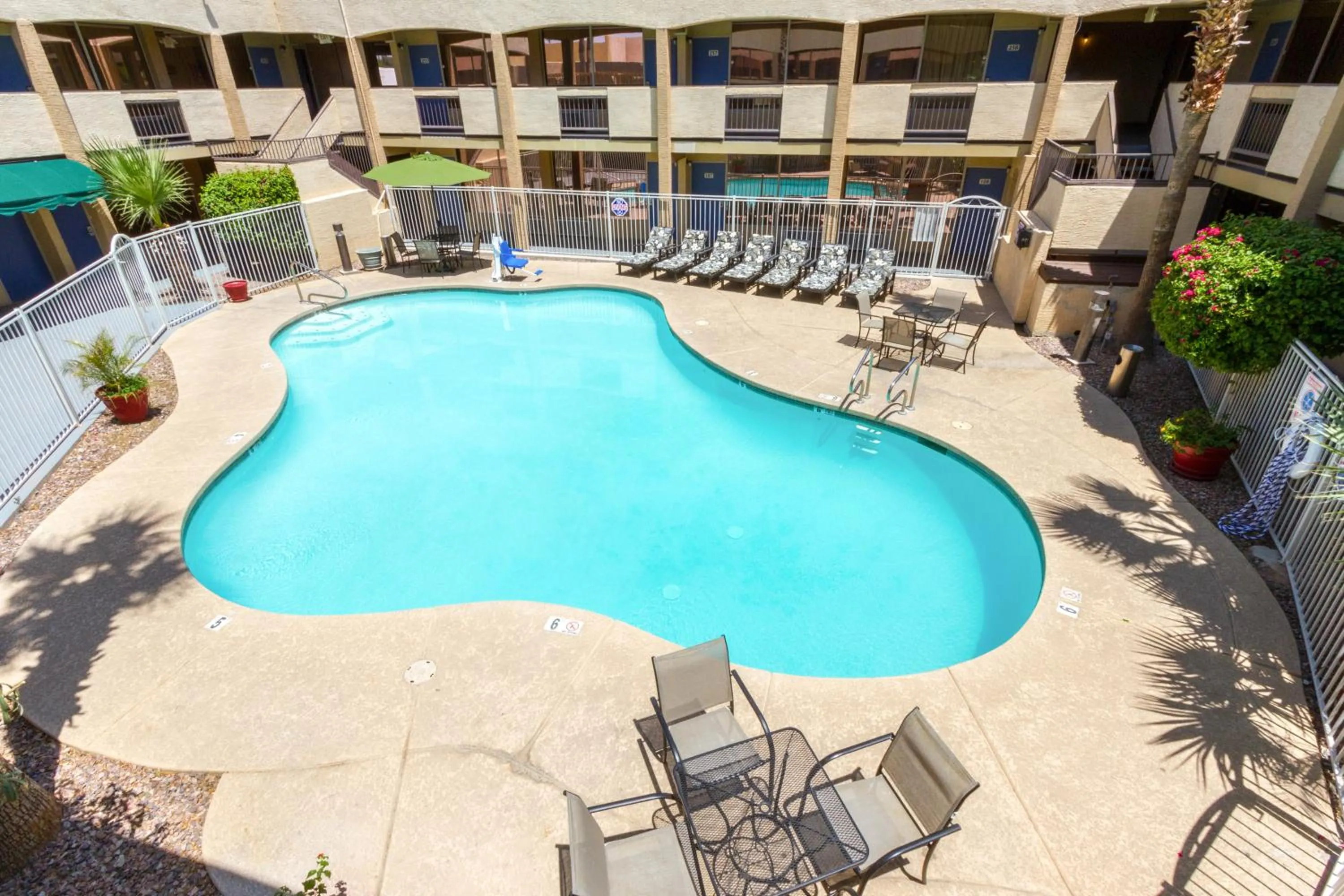 Swimming pool in Motel 6 Glendale Phoenix