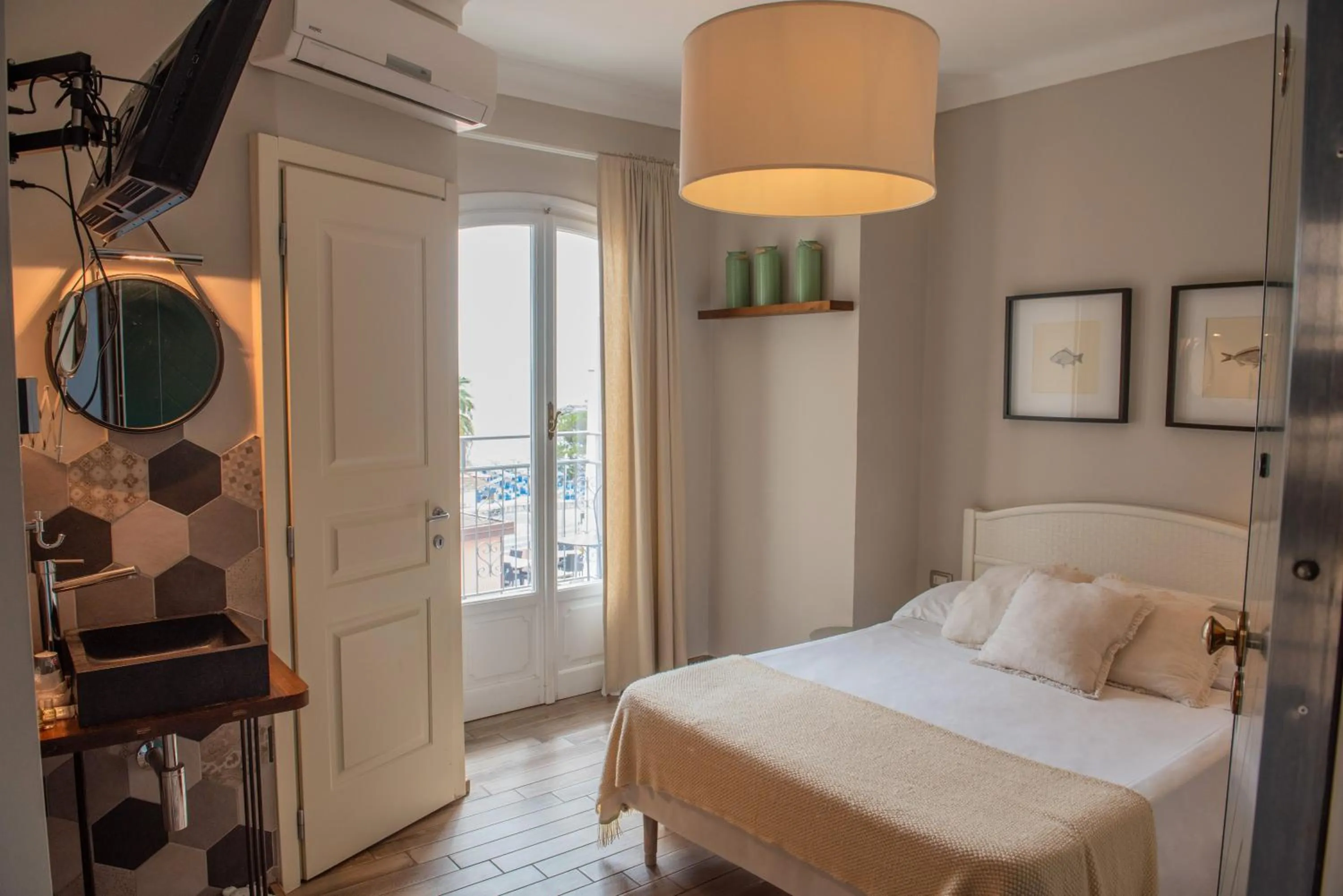 Photo of the whole room, Bed in Fra Diavolo