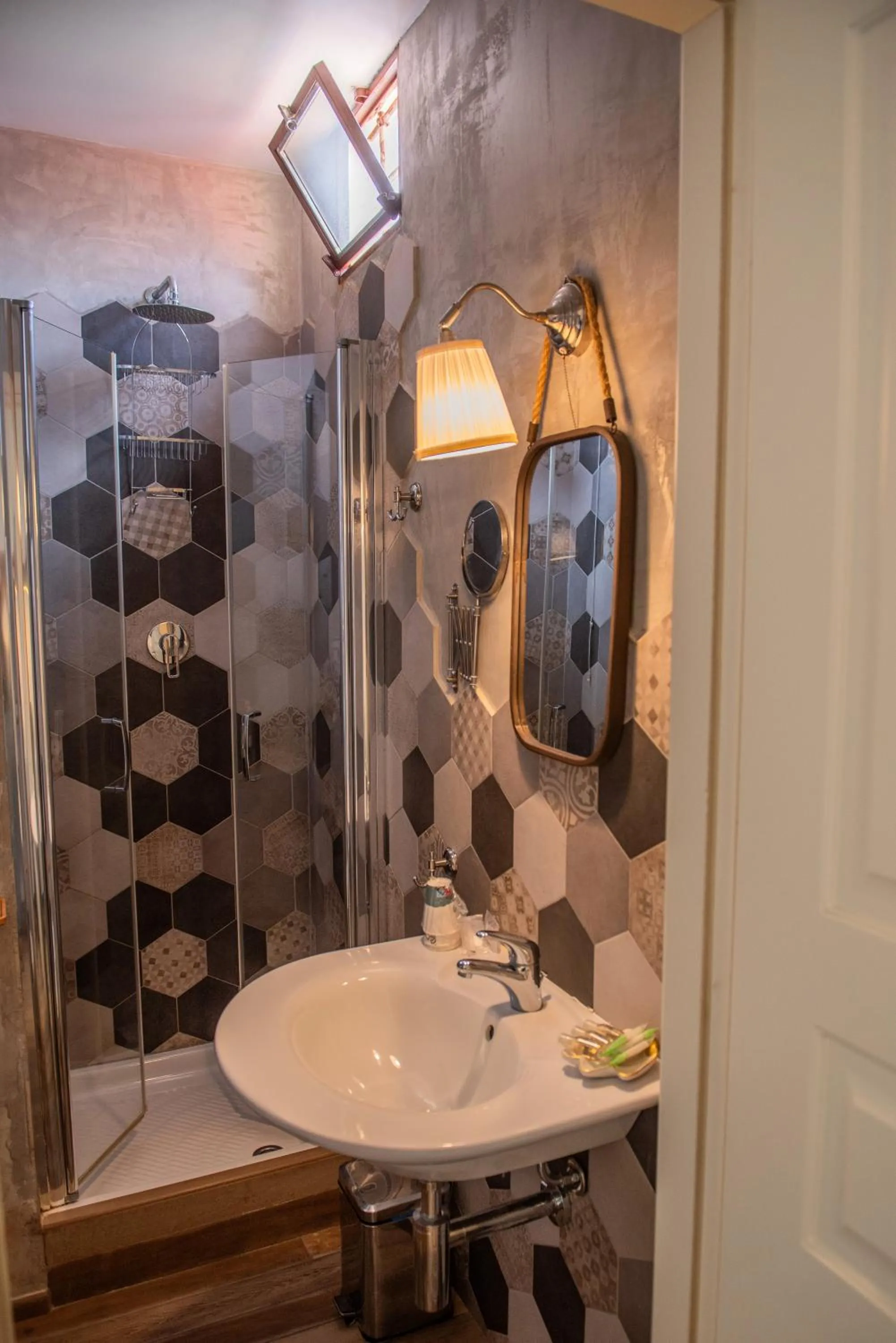 Bathroom in Fra Diavolo