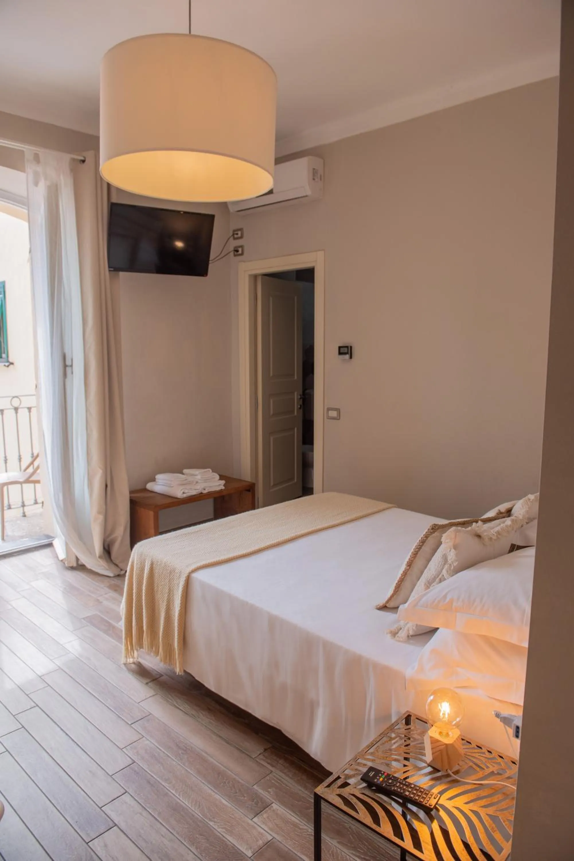 Bedroom, Bed in Fra Diavolo