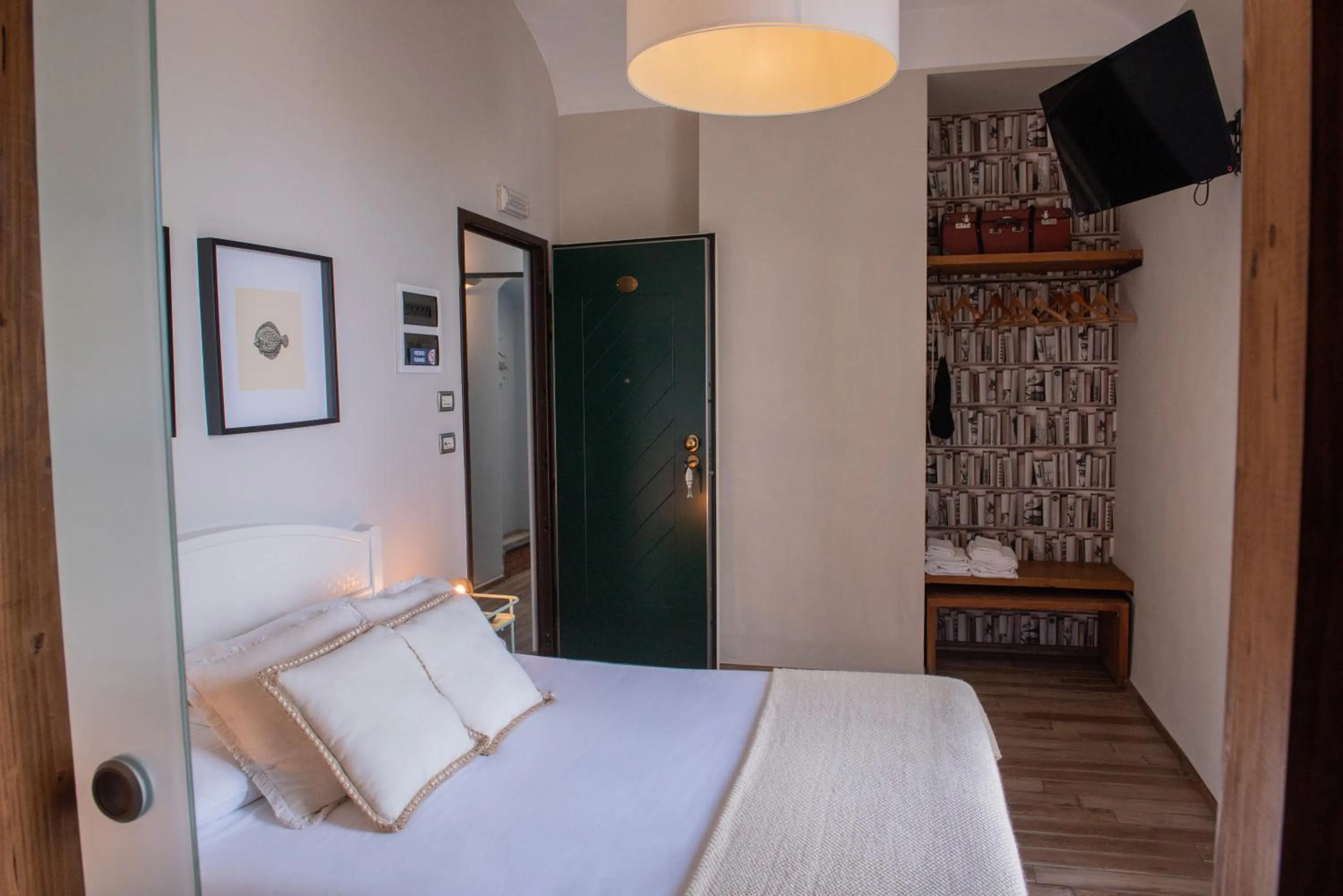 Photo of the whole room, Bed in Fra Diavolo