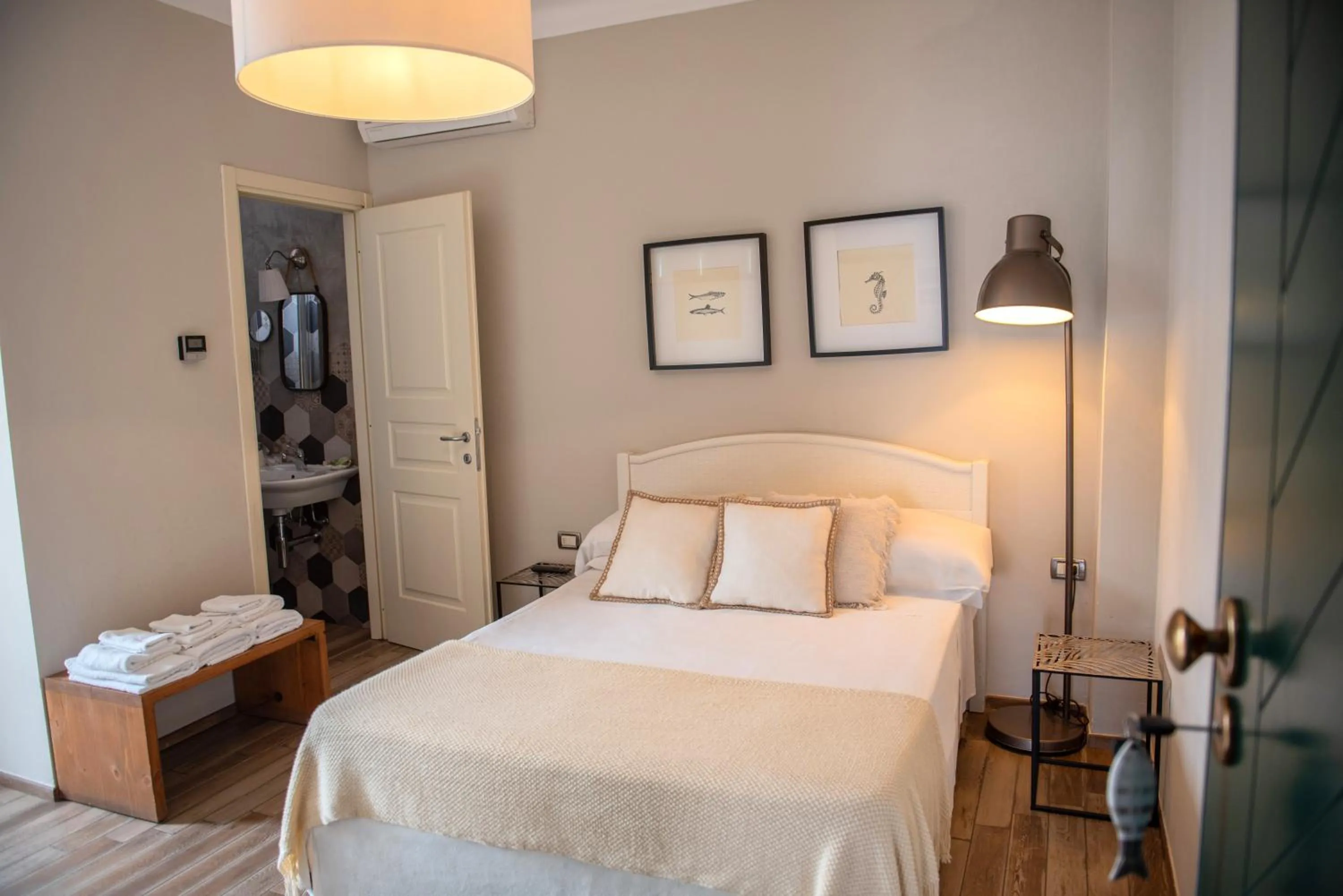 Photo of the whole room, Bed in Fra Diavolo