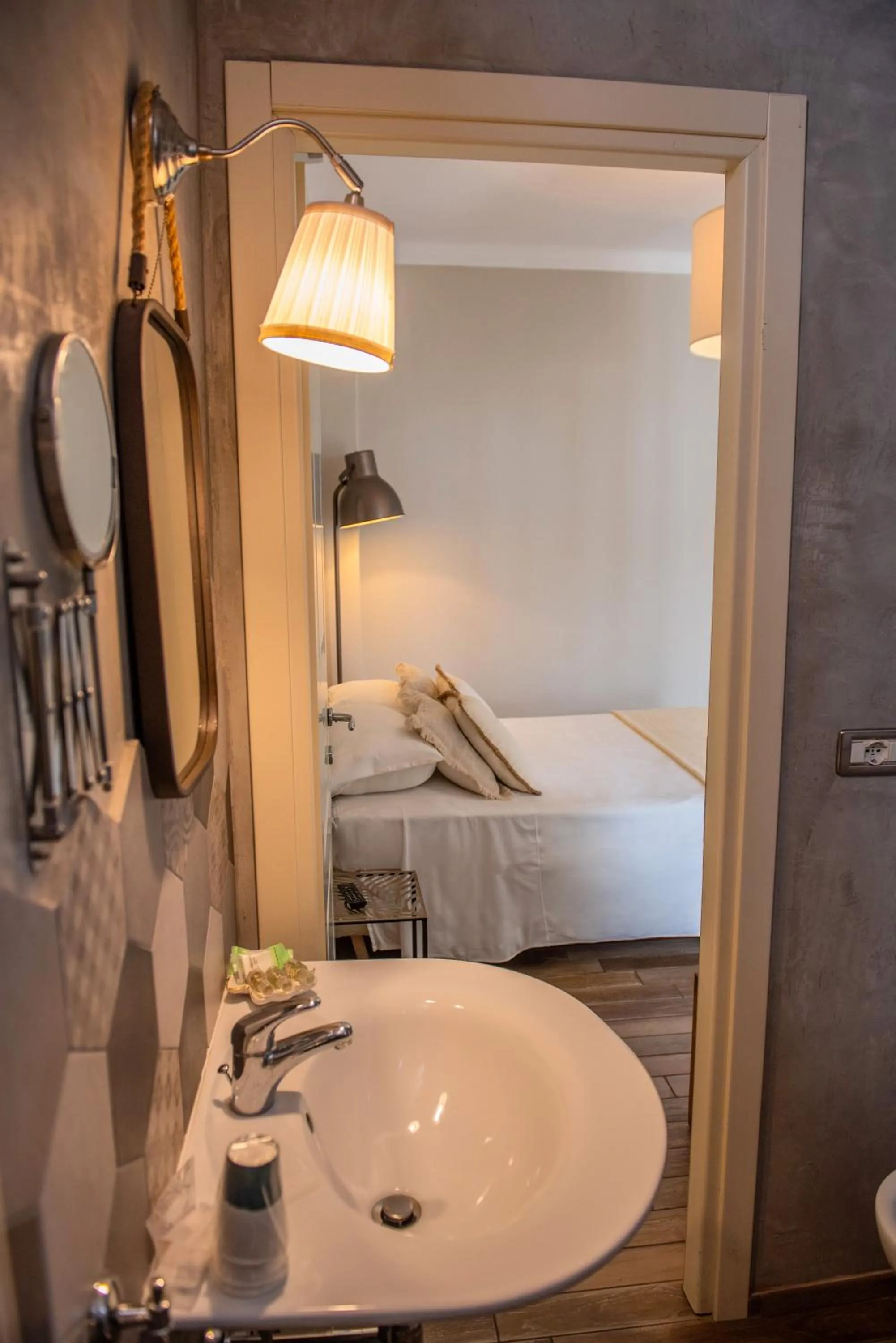 Bathroom, Bed in Fra Diavolo
