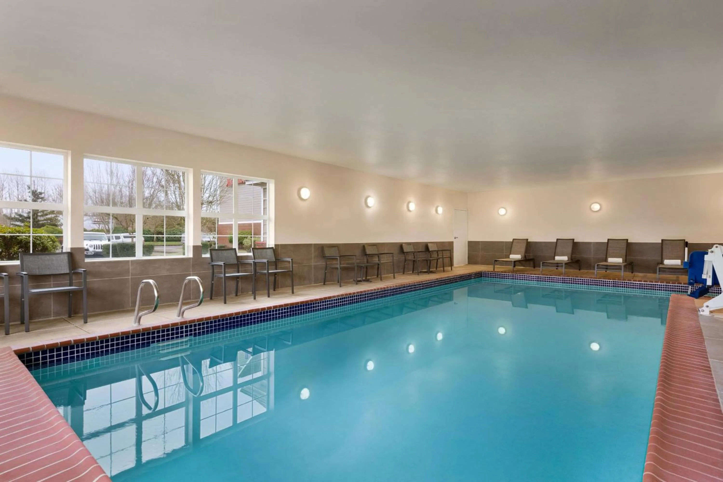 Swimming pool in Residence Inn Salem