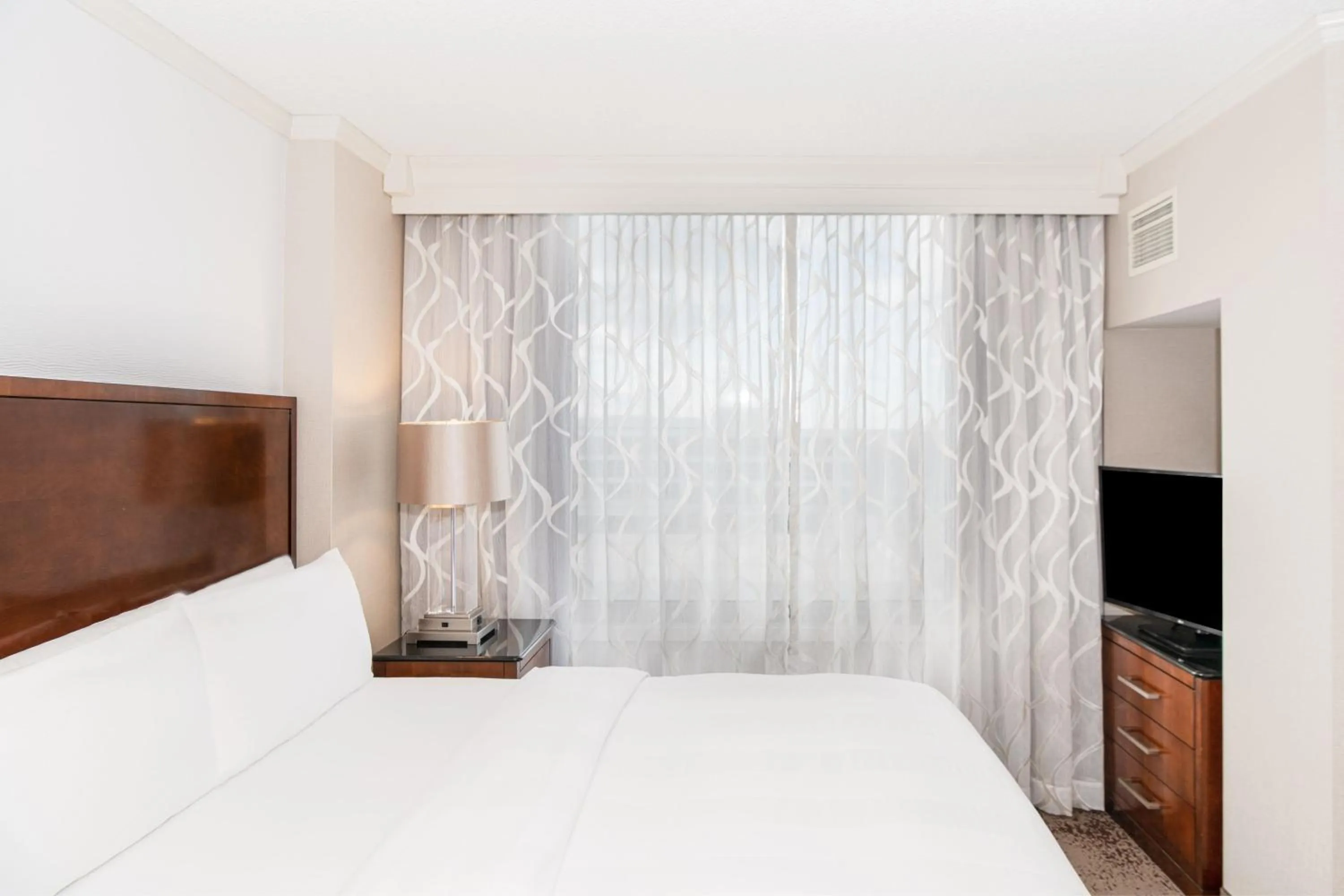 Bedroom, Bed in Chicago Marriott Suites Deerfield