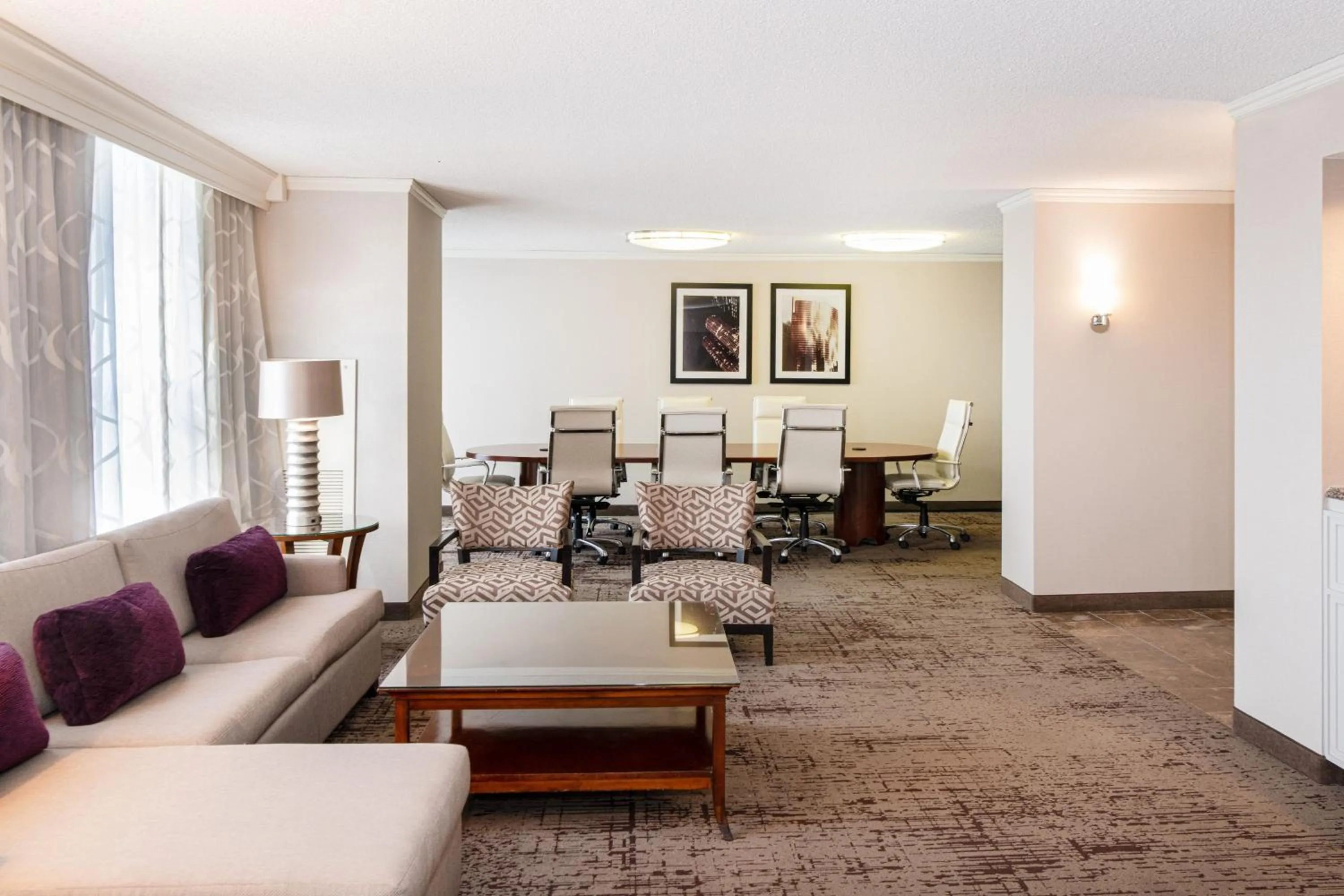 Photo of the whole room in Chicago Marriott Suites Deerfield