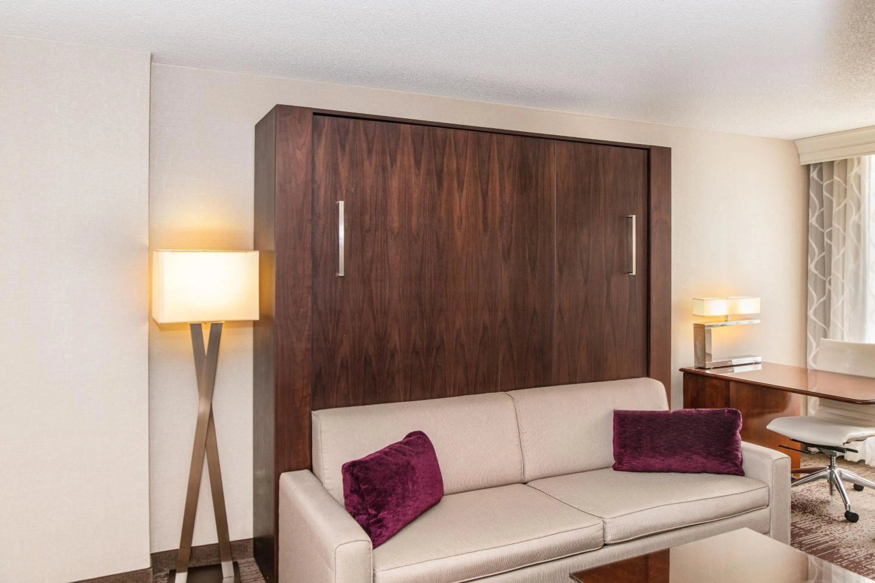 Photo of the whole room in Chicago Marriott Suites Deerfield